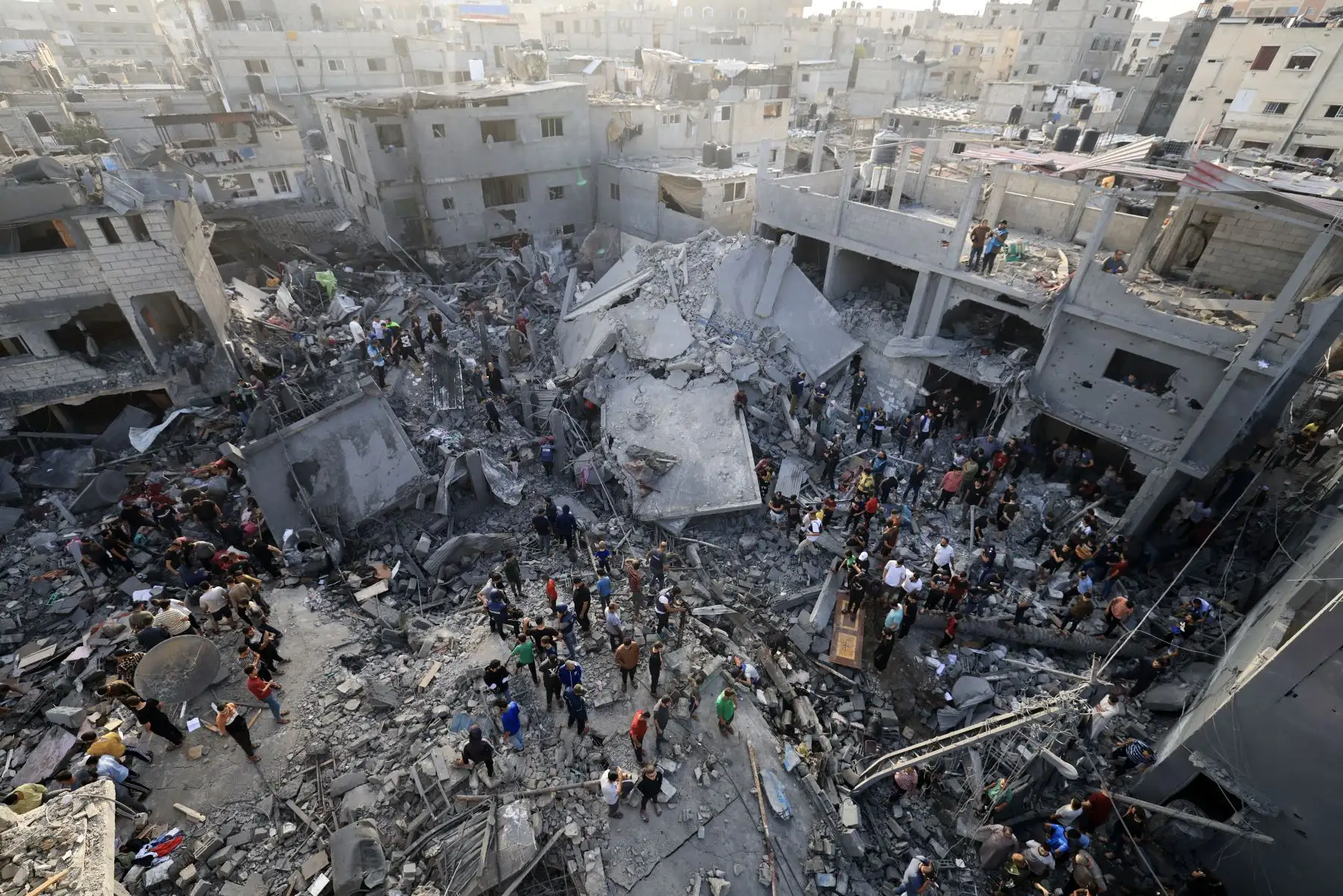 La gente comprueba los daños causados ​​por un ataque israelí contra el campo de refugiados de Al-Maghazi en Deir Balah, en el centro de la Franja de Gaza, .
Foto:  AFP