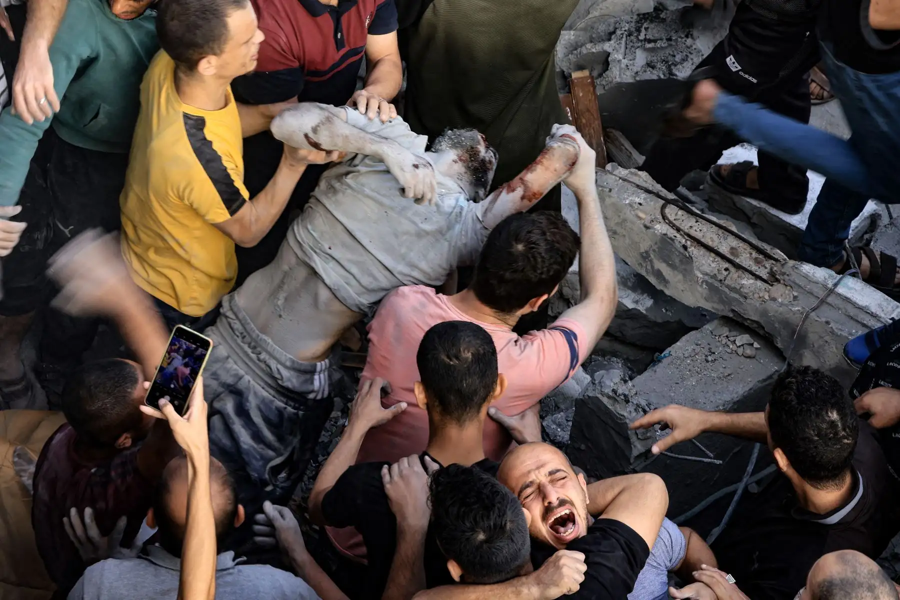 Un hombre reacciona cuando sacan el cuerpo de su hermano de debajo de los escombros de un edificio destruido por un ataque israelí contra el campo de refugiados de Al-Maghazi en Deir Balah, en la zona central de la Franja de Gaza.
Foto: AFP