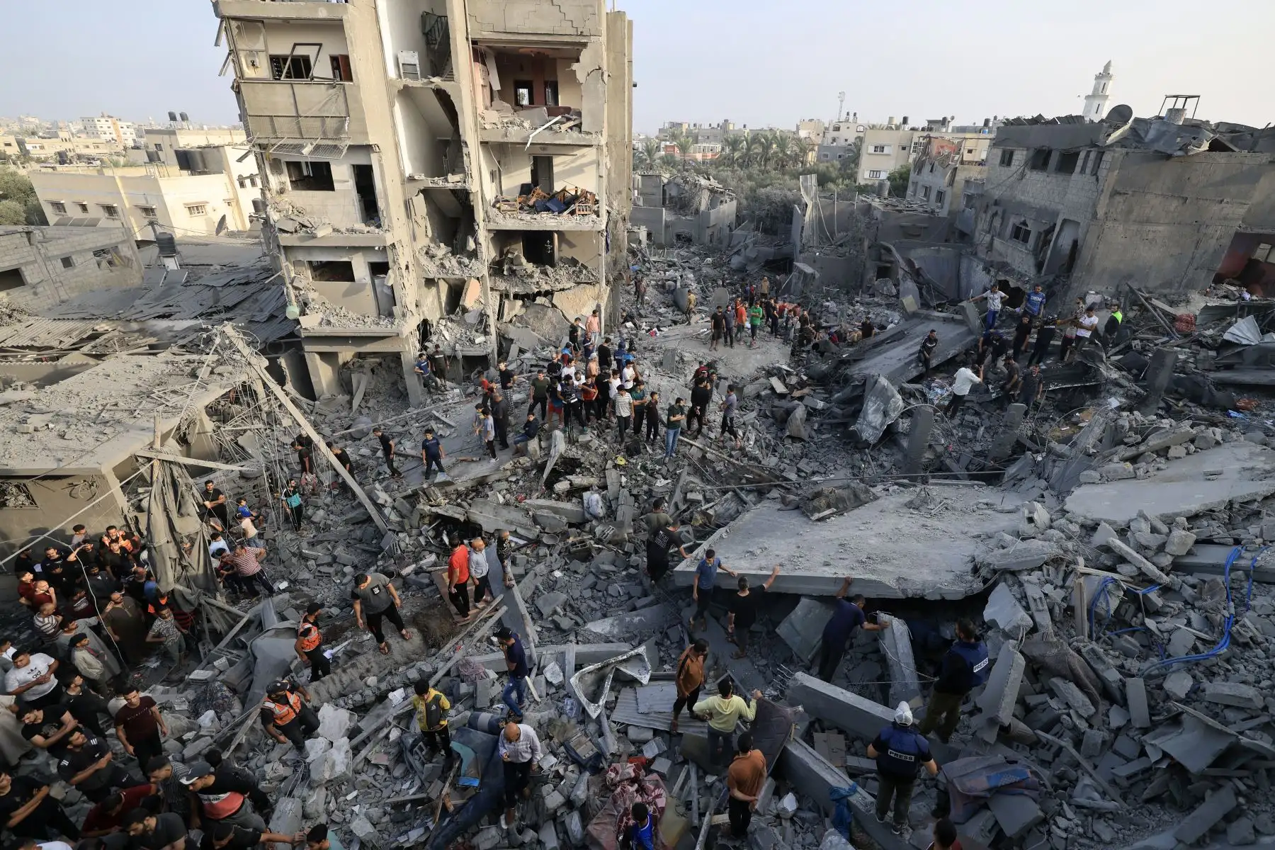 La gente comprueba los daños causados ​​por un ataque israelí contra el campo de refugiados de Al-Maghazi en Deir Balah, en el centro de la Franja de Gaza.
Foto: AFP