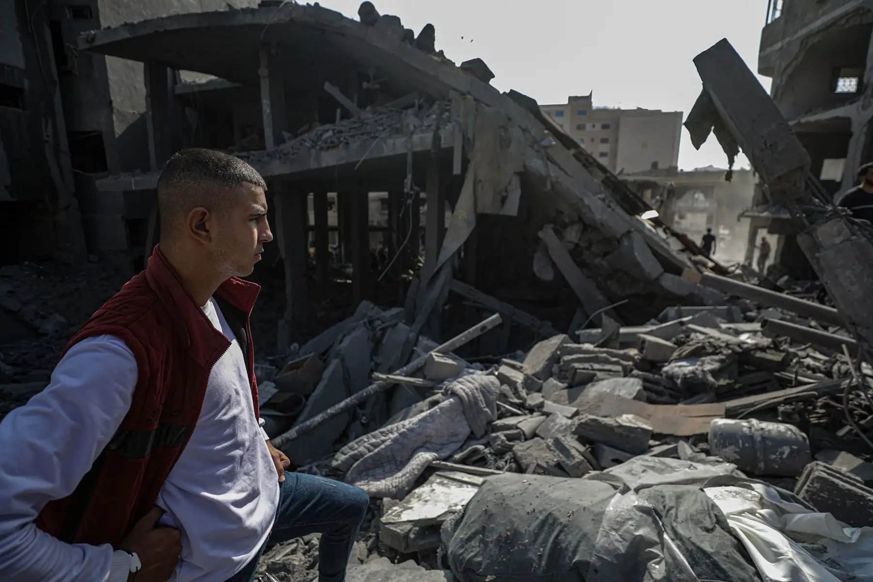 Los palestinos buscan cadáveres y supervivientes entre los escombros de una casa tras los ataques aéreos israelíes en el norte de la Franja de Gaza.
Foto: EFE