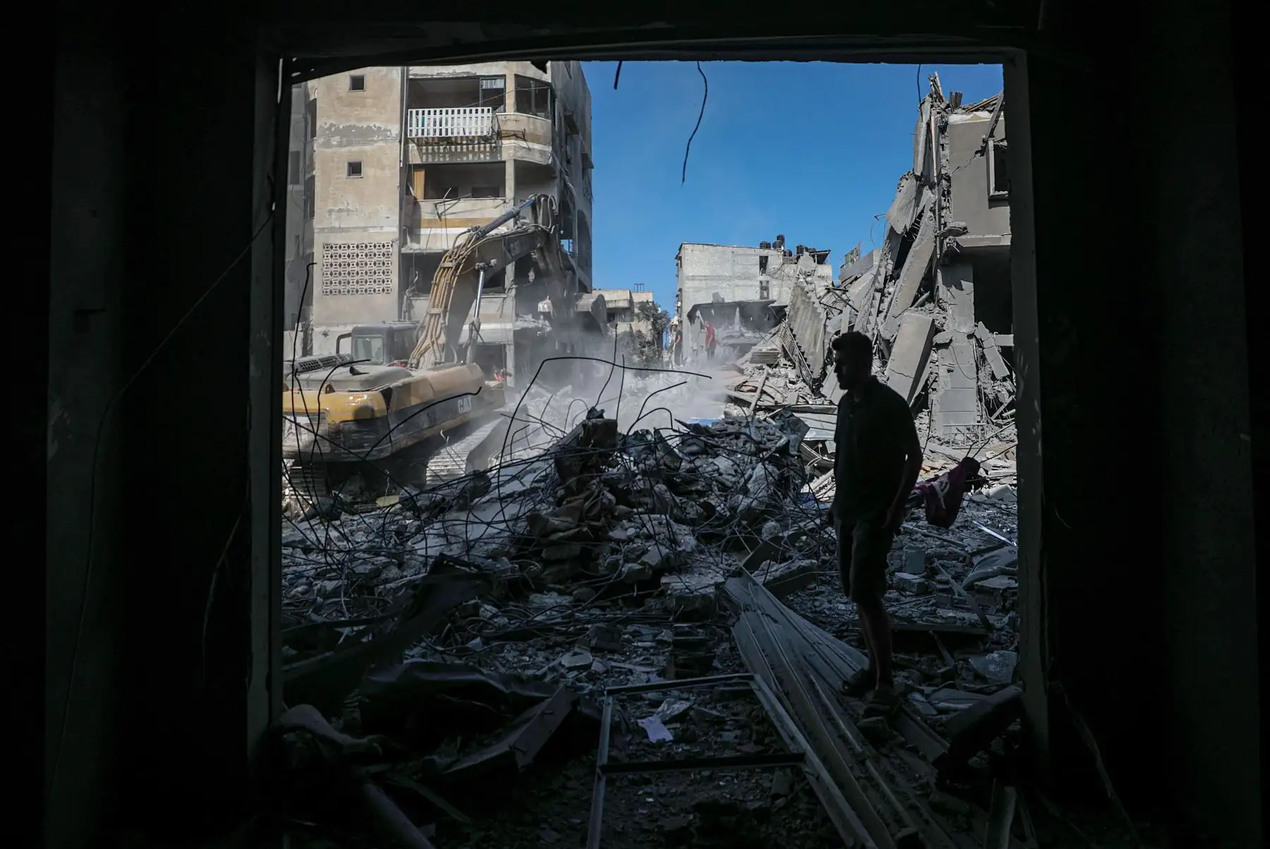 Los palestinos buscan cadáveres y supervivientes entre los escombros de una casa tras los ataques aéreos israelíes en el norte de la Franja de Gaza.
Foto: EFE