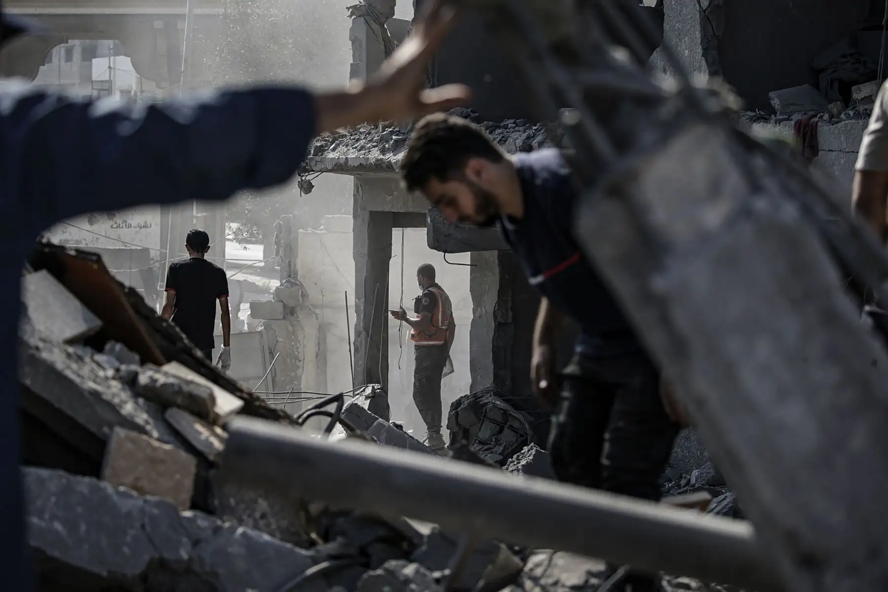 Los palestinos buscan cadáveres y supervivientes entre los escombros de una casa tras los ataques aéreos israelíes en el norte de la Franja de Gaza.
Foto: EFE