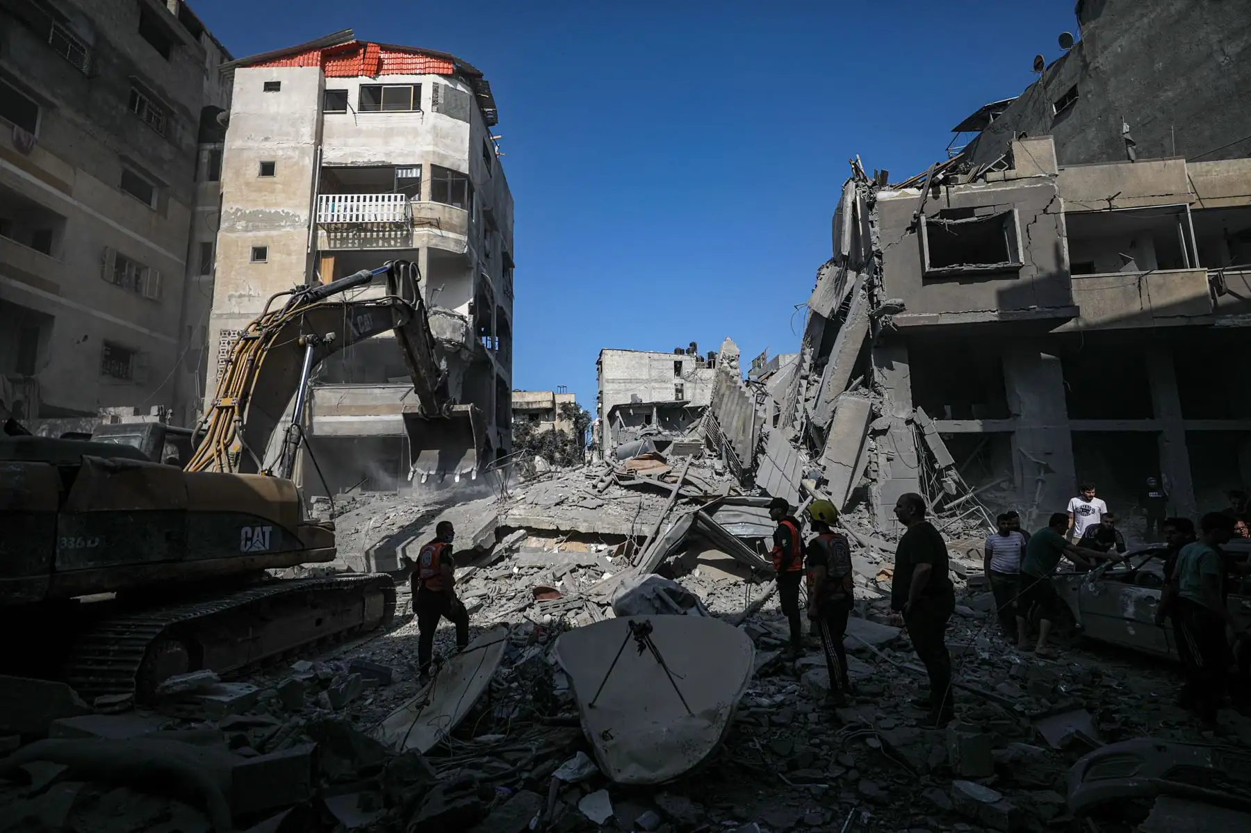 Los palestinos buscan cadáveres y supervivientes entre los escombros de una casa tras los ataques aéreos israelíes en el norte de la Franja de Gaza.
Foto: EFE
