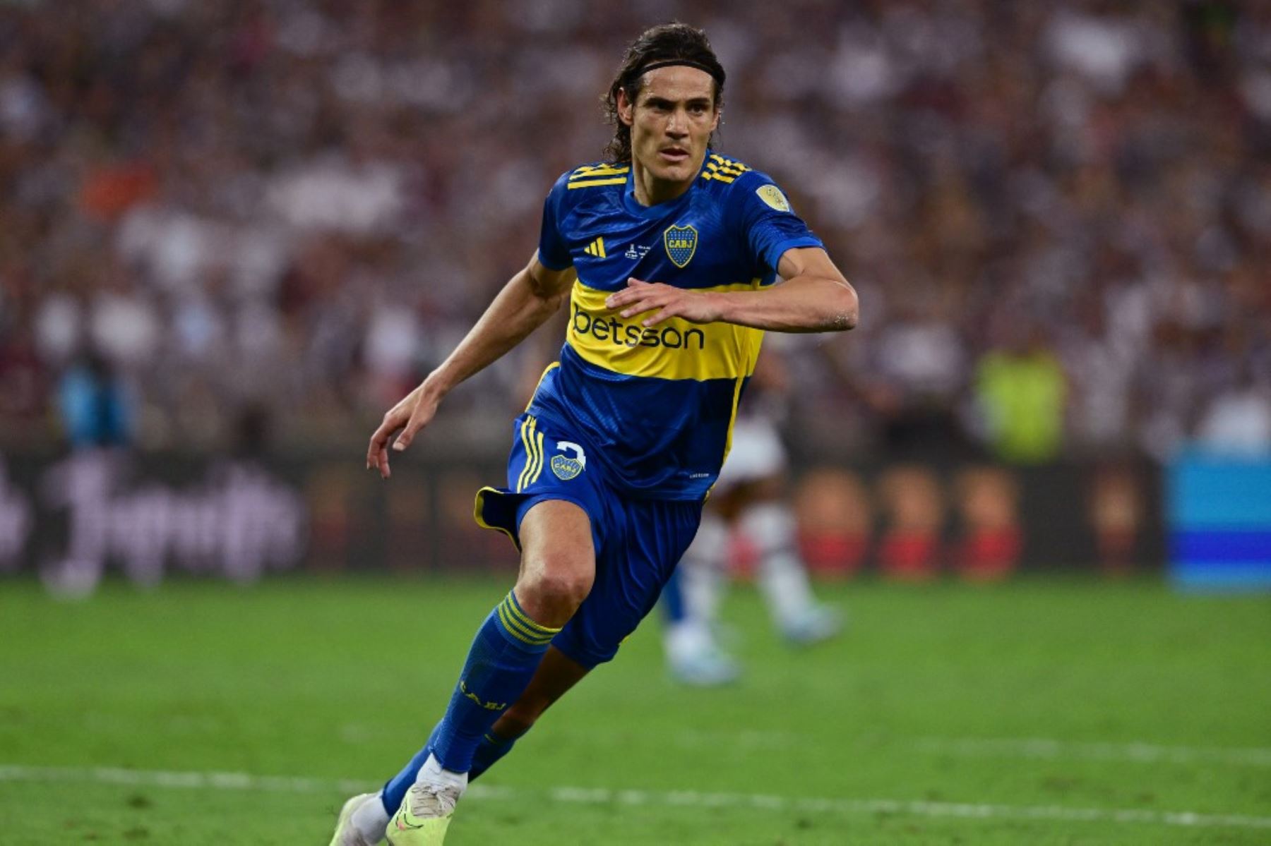 Edinson Cavani trata de levantar los ánimos de los jugadores del Boca Juniors