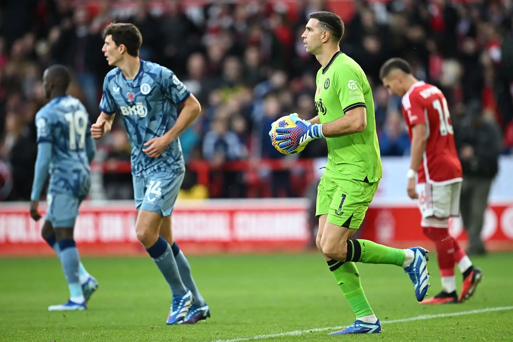 El portero argentino  del Aston Villa, Emiliano Martínez, reacciona durante el partido de fútbol de la Premier League inglesa entre Nottingham Forest y Aston Villa en el City Ground de Nottingham, centro de Inglaterra.
Foto: AFP