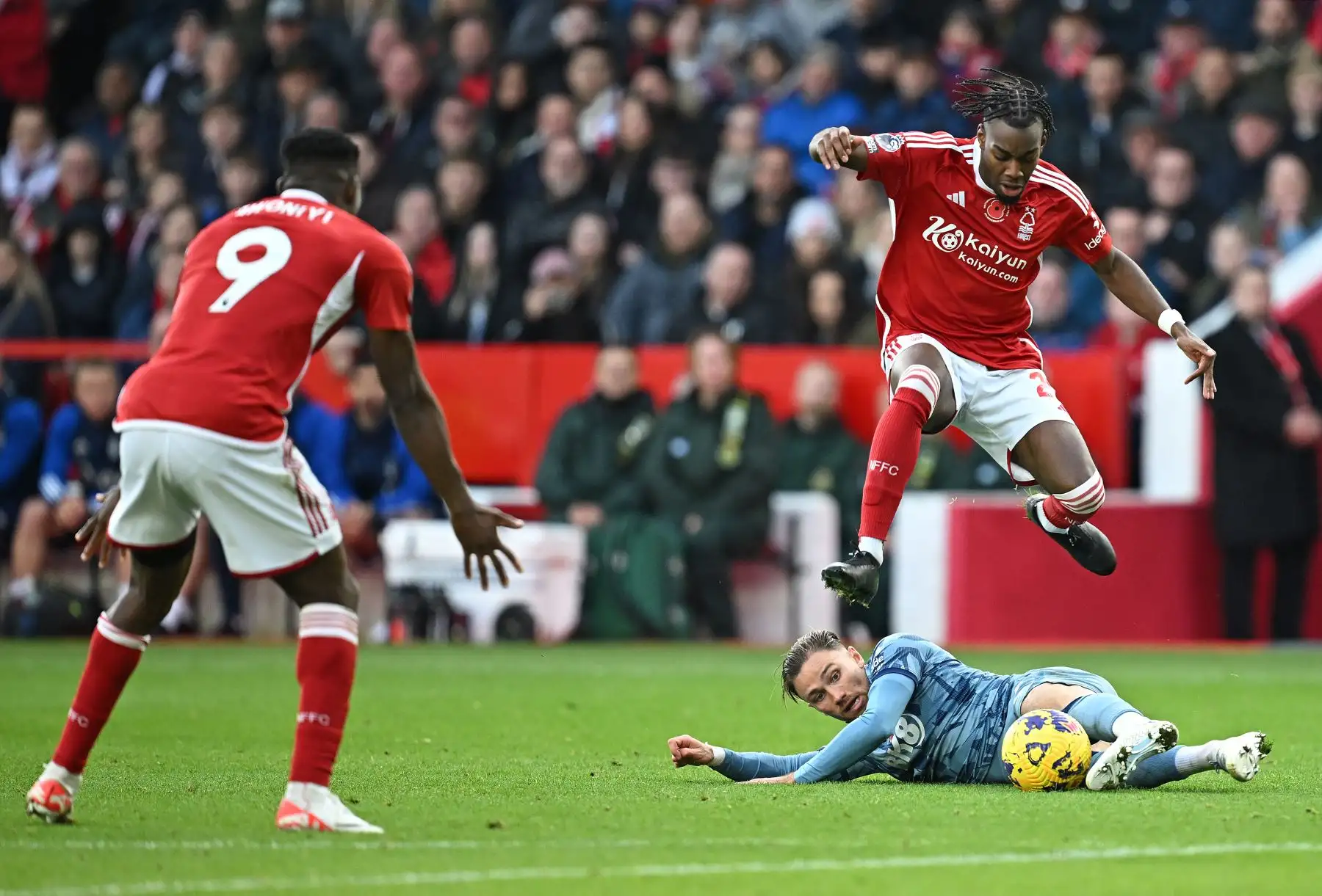 El mediocampista sueco de Nottingham Forest, Anthony Elanga, salta un desafío del defensor inglés ,  Matty Cash del Aston Villa durante el partido de fútbol de la Premier League inglesa entre Nottingham Forest y Aston Villa.
Foto: AFP