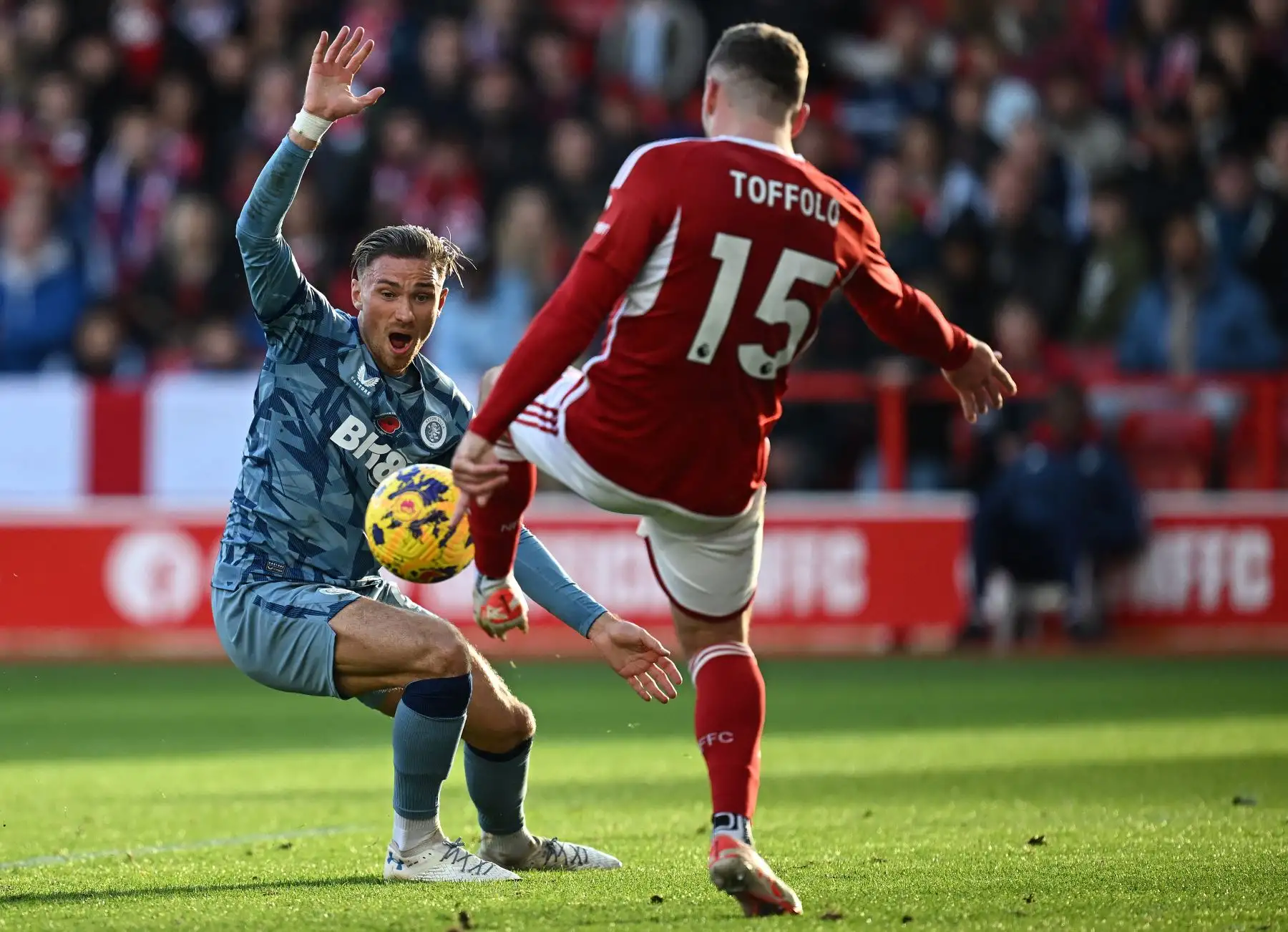 El defensor inglés del Aston Villa, Matty Cash, reclama sin éxito un balon mientras compite con el defensor inglés del Nottingham Forest, Harry Toffolo, durante el partido de fútbol de la Premier League inglesa entre Nottingham Forest y Aston Villa.
Foto: AFP