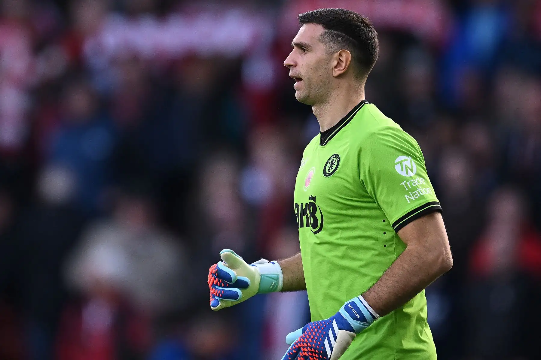 El portero argentino  del Aston Villa, Emiliano Martínez, reacciona durante el partido de fútbol de la Premier League inglesa entre Nottingham Forest y Aston Villa en el City Ground de Nottingham, centro de Inglaterra.
Foto: AFP
