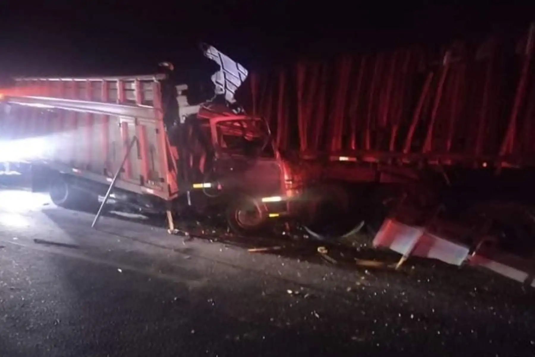 Los bomberos y la Policía Nacional trabajaron arduamente para recuperar el cuerpo del infortunado chofer, natural de Huarmey.