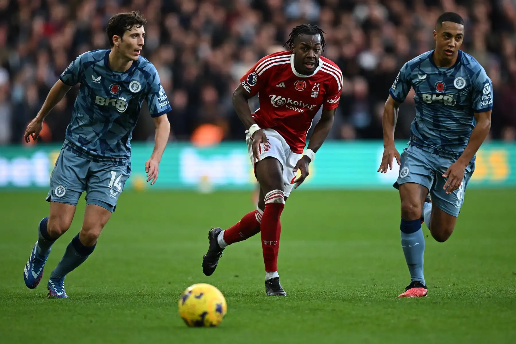 El defensor español del Aston Vill,  Pau Torres y el centrocampista belga del Aston Villa ,  Youri Tielemans  compiten con el centrocampista sueco del Nottingham Forest,  Anthony Elanga durante el partido de fútbol de la Premier League inglesa entre Nottingham Forest y Aston Villa.
Foto: AFP