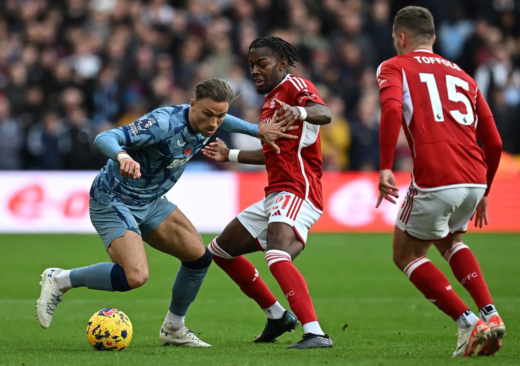 El defensor inglés de Aston Villa, Matty Cash  compite con el mediocampista sueco de Nottingham Forest, Anthony Elanga  y el defensor inglés de Nottingham Forest,  Harry Toffolo durante el partido de fútbol de la Liga Premier inglesa entre Nottingham Forest y Aston Villa.
Foto: AFP