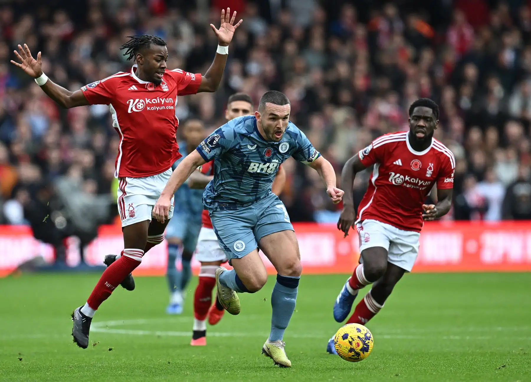 El mediocampista sueco de Nottingham Forest, Anthony Elanga , reacciona mientras compite con el mediocampista escocés de Aston Villa, John McGinn, durante el partido de fútbol de la Premier League inglesa entre Nottingham Forest y Aston Villa.
Foto: AFP