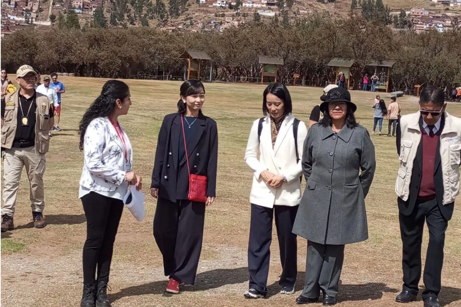 La princesa japonesa Kako, visitó el Parque Arqueológico Nacional de Saqsaywaman (Cusco), en donde quedó maravillada con la  cultura peruana. Ella, fue recibida por autoridades de la DDC Cusco, que entregaron un obsequio en nombre del Ministerio de Cultura.
Foto: Mincul