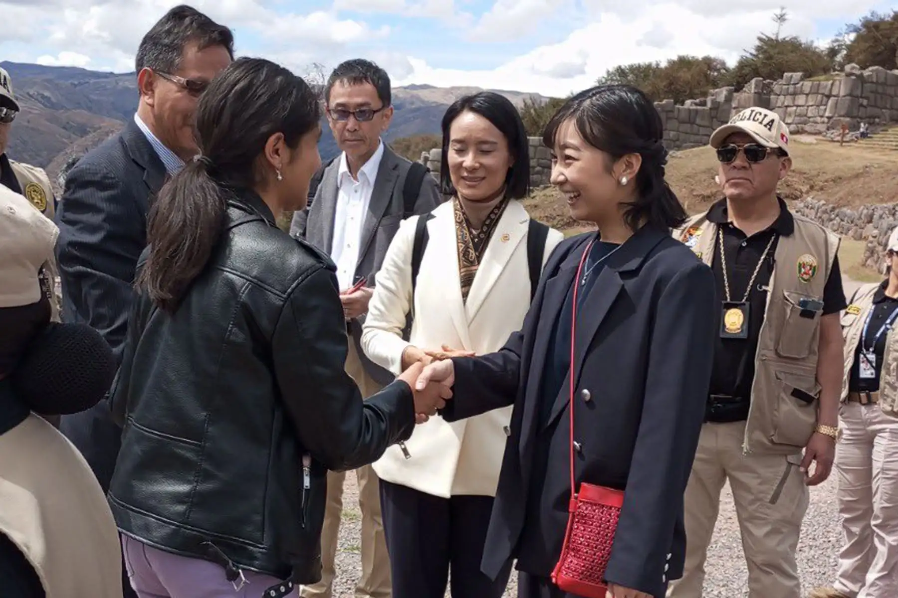 La princesa japonesa Kako, visitó el Parque Arqueológico Nacional de Saqsaywaman (Cusco), en donde quedó maravillada con la  cultura peruana. Ella, fue recibida por autoridades de la DDC Cusco, que entregaron un obsequio en nombre del Ministerio de Cultura.
Foto: Mincul