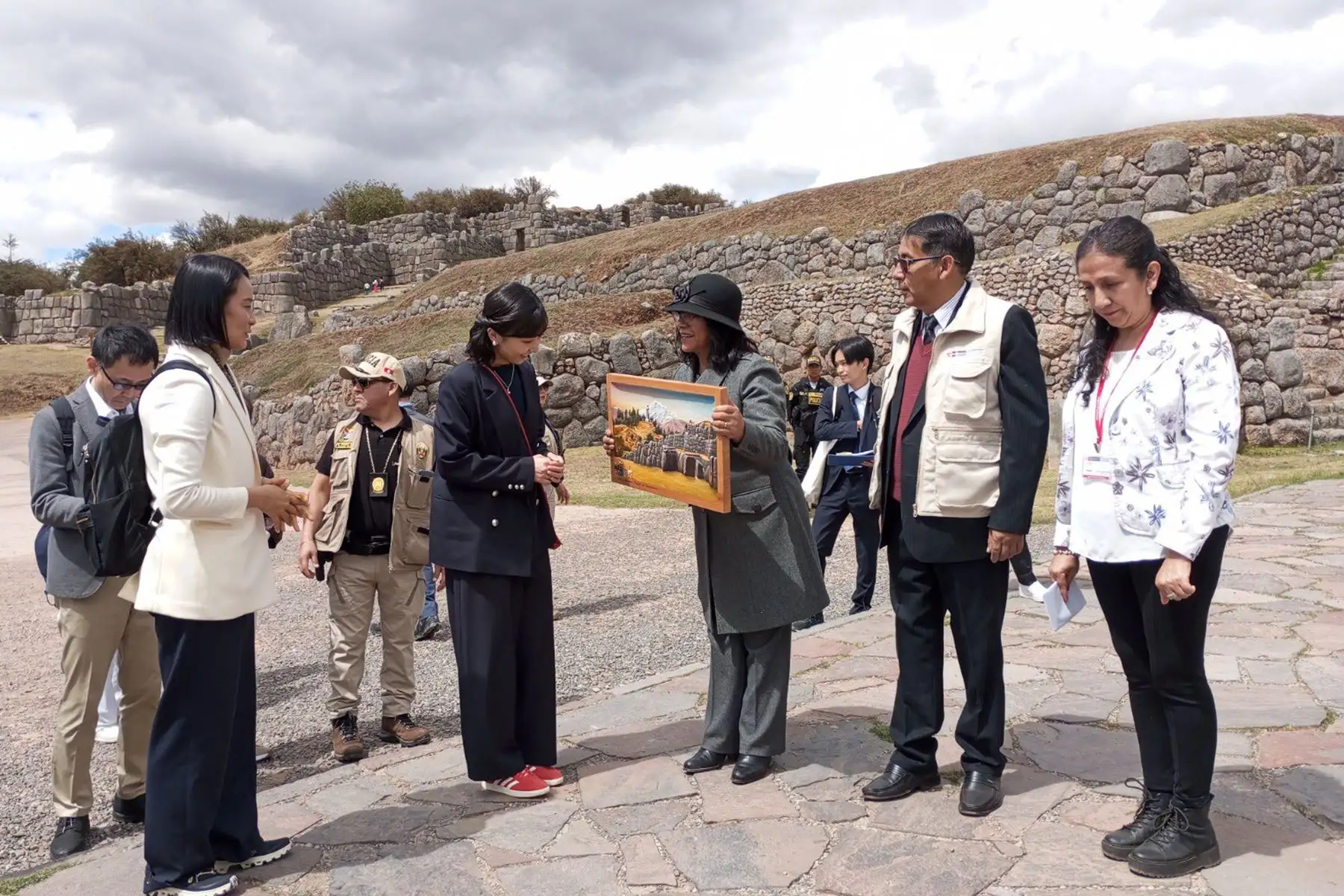 La princesa japonesa Kako, visitó el Parque Arqueológico Nacional de Saqsaywaman (Cusco), en donde quedó maravillada con la  cultura peruana. Ella, fue recibida por autoridades de la DDC Cusco, que entregaron un obsequio en nombre del Ministerio de Cultura.
Foto: Mincul
