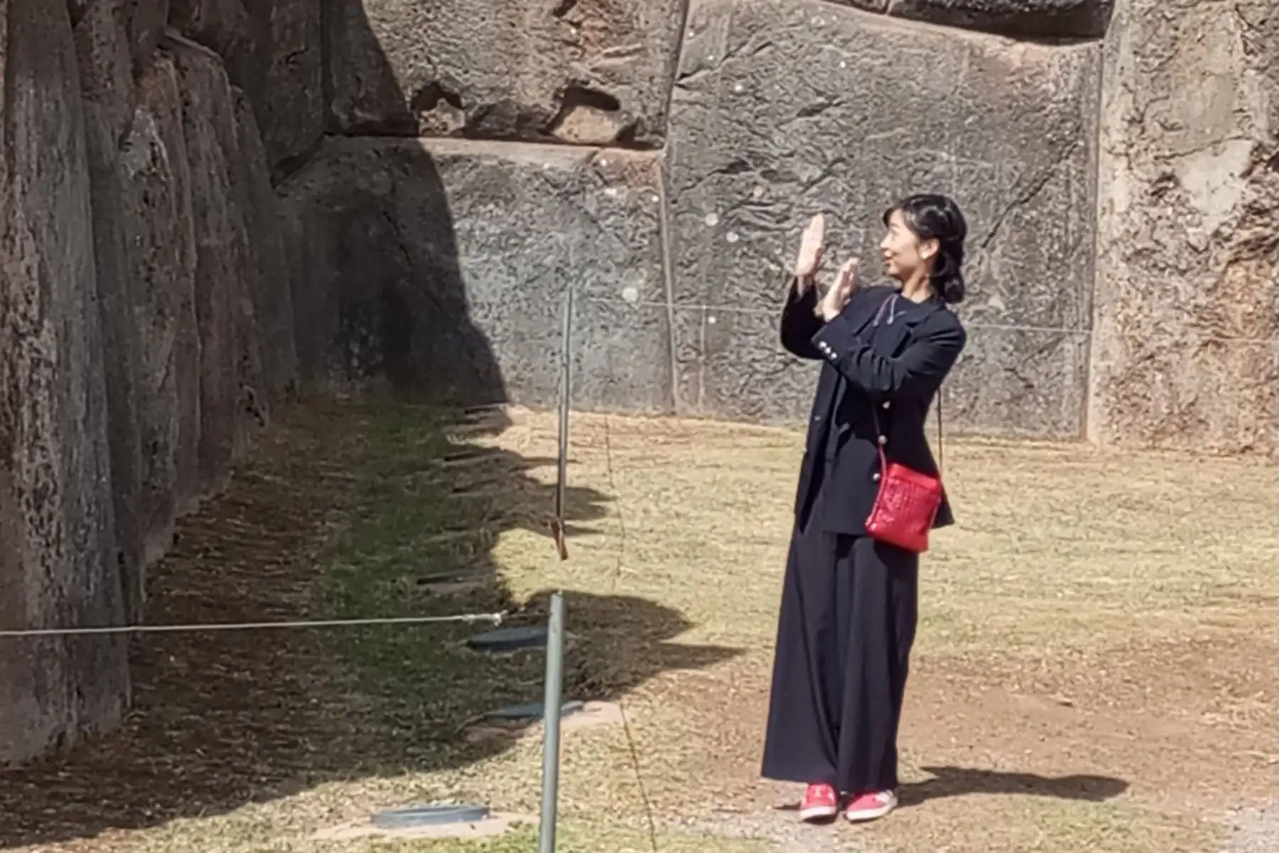 La princesa japonesa Kako, visitó el Parque Arqueológico Nacional de Saqsaywaman (Cusco), en donde quedó maravillada con la cultura peruana. Ella, fue recibida por autoridades de la DDC Cusco, que entregaron un obsequio en nombre del Ministerio de Cultura. Foto: Mincul