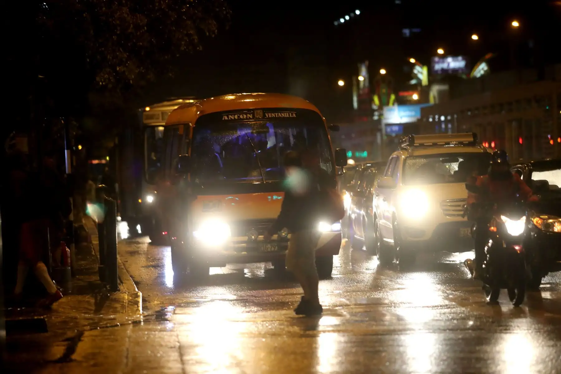 Usuarios en las redes sociales reportaron que la lluvia afectaba a distritos del este, norte y centro de Lima Metropolitana, lo que también afectaba el desplazamiento de los vehículos y buses de transporte público en las principales vías de Lima. 
Foto: ANDINA/Ricardo Cuba