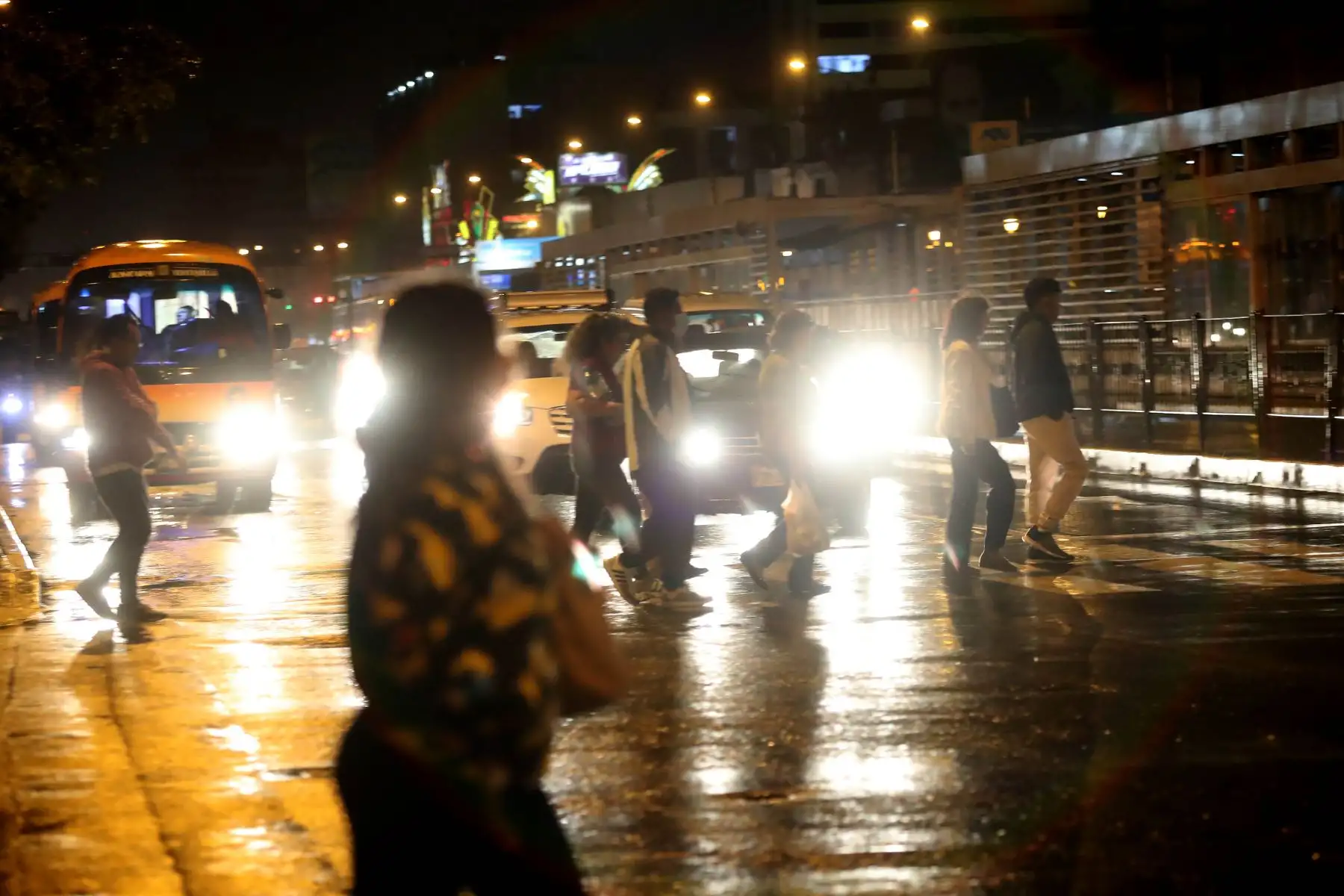 Una lluvia de moderada intensidad sorprendió en horas de la tarde, a ciudadanos de diversos distritos de Lima Metropolitana este domingo 5 de noviembre.Foto: ANDINA/Ricardo Cuba