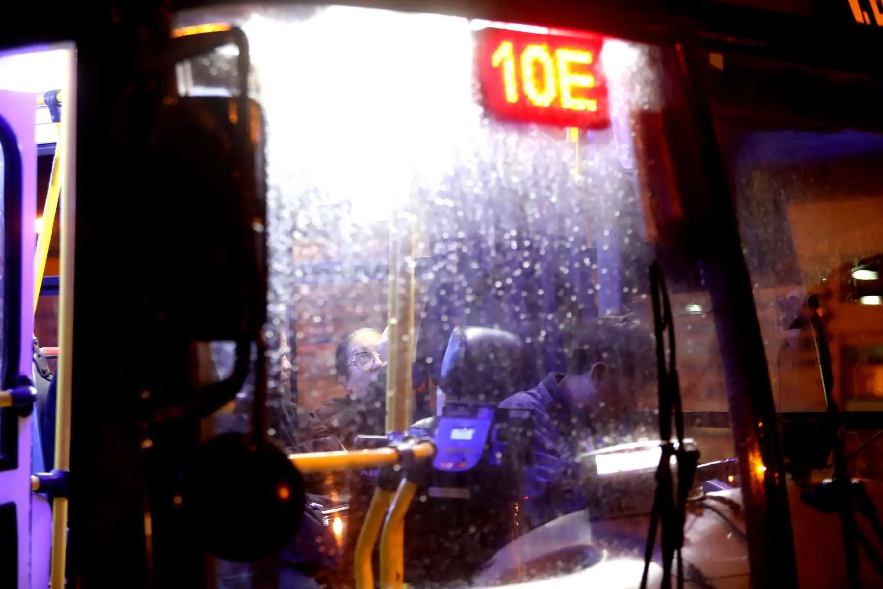 Usuarios en las redes sociales reportaron que la lluvia afectaba a distritos del este, norte y centro de Lima Metropolitana, lo que también afectaba el desplazamiento de los vehículos y buses de transporte público en las principales vías de Lima. 
Foto: ANDINA/Ricardo Cuba