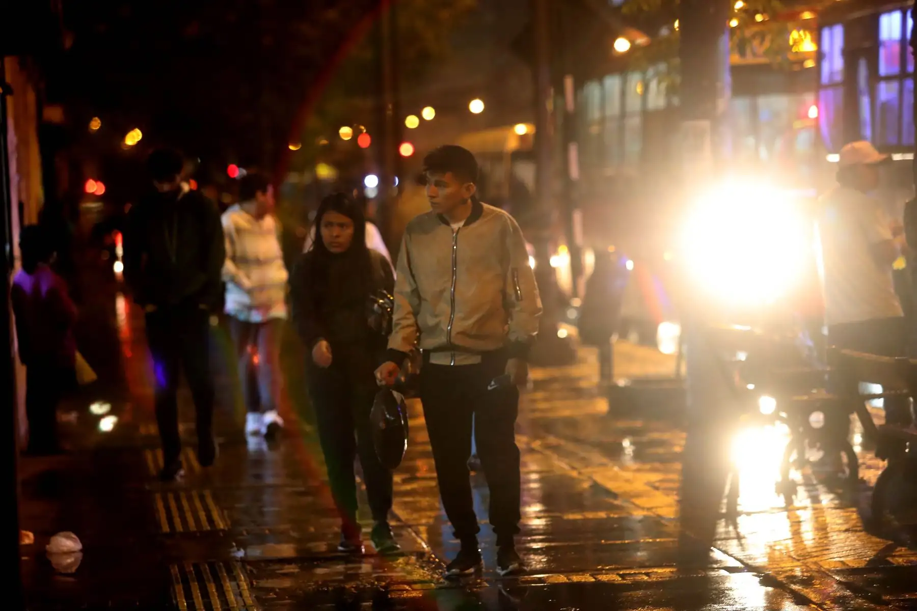 Usuarios en las redes sociales reportaron que la lluvia afectaba a distritos del este, norte y centro de Lima Metropolitana, lo que también afectaba el desplazamiento de los vehículos y buses de transporte público en las principales vías de Lima. 
Foto: ANDINA/Ricardo Cuba