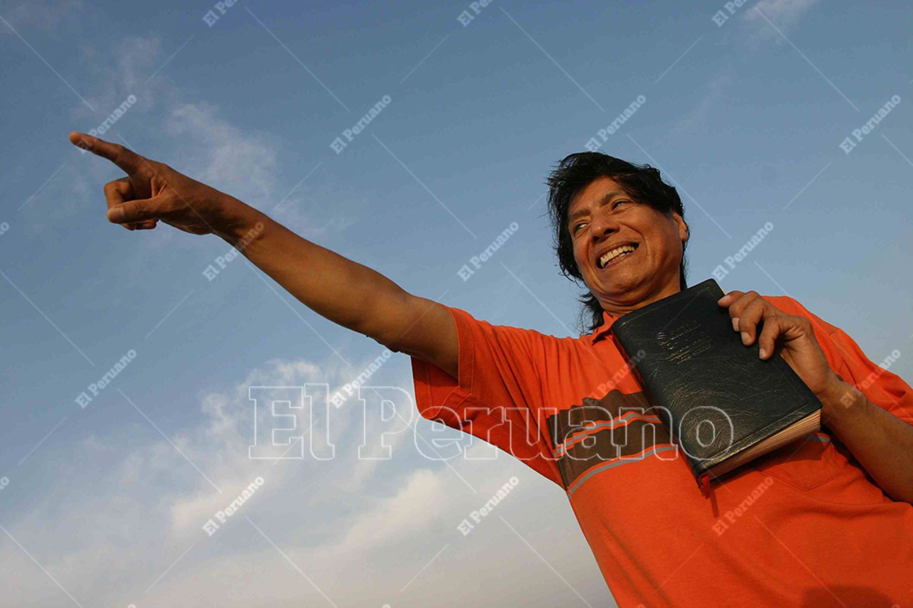 Lima - 12 enero 2006 / El cantante Iván Cruz en su nueva faceta de predicador cristiano. Foto: Diario Oficial El Peruano / Ricardo Choy Kifox