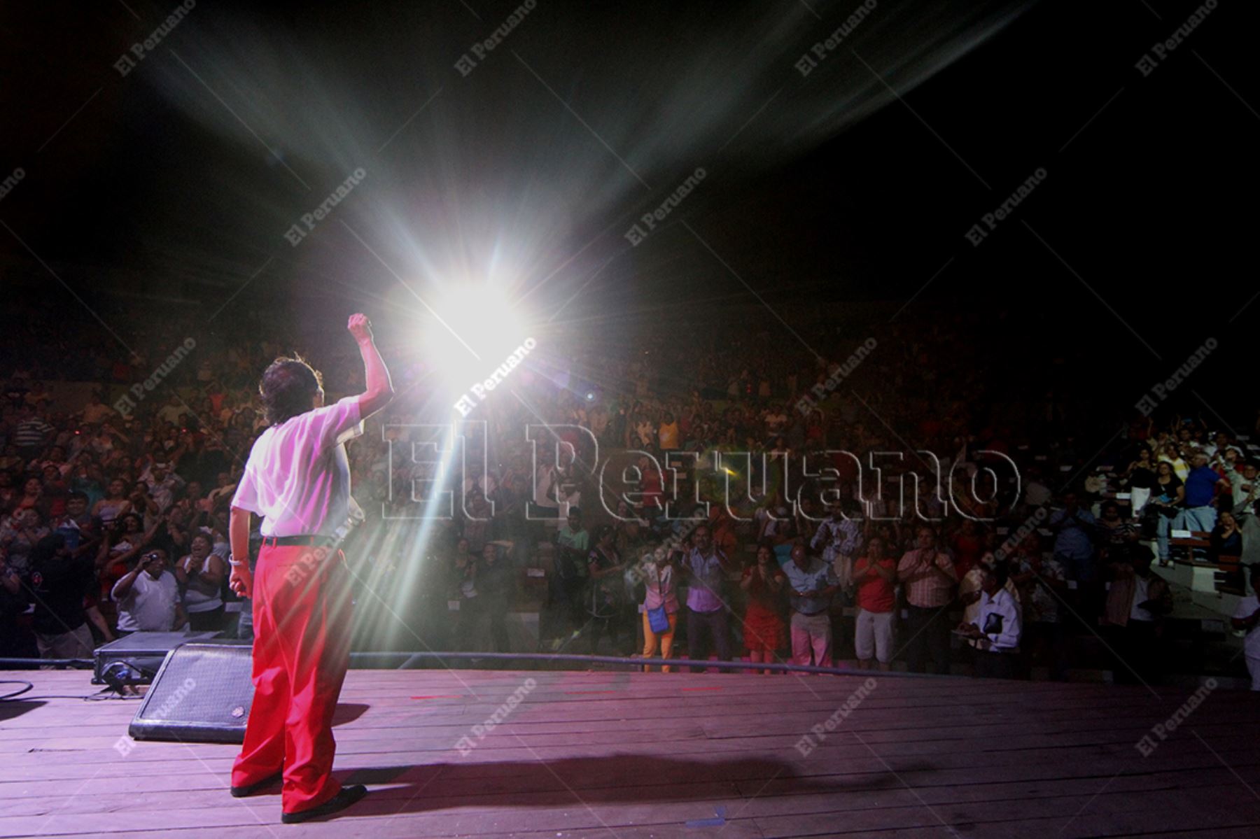 Lima - 14 febrero 2012 / Bolerista Iván Cruz en concierto por el Día de los Enamorados en el Parque de la Amistad. Foto: Diario Oficial El Peruano / Carlos Lezama