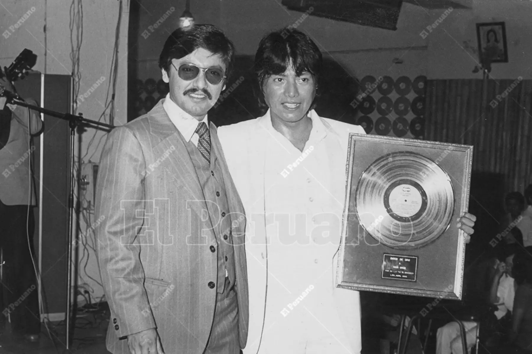 Lima - 8 mayo 1980 / Iván Cruz junto a Alberto Ramírez. El "Rey del bolero peruano" obtuvo un nuevo Disco de Oro. Foto: Archivo Histórico de El Peruano