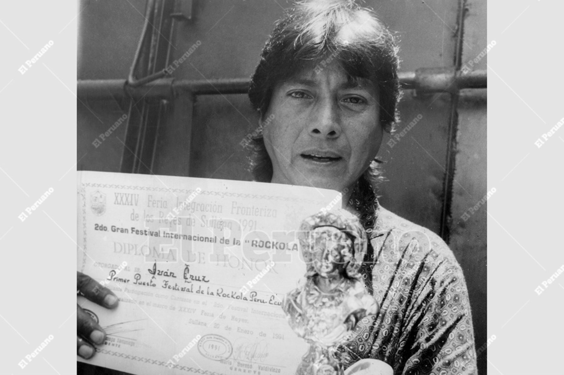 Lima - 3 febrero 1991 / El bolerista Iván Cruz galardonado con el primer puesto del Festival de la Rockola Perú-Ecuador. Foto: Diario Oficial El Peruano / Onésimo Bottoni