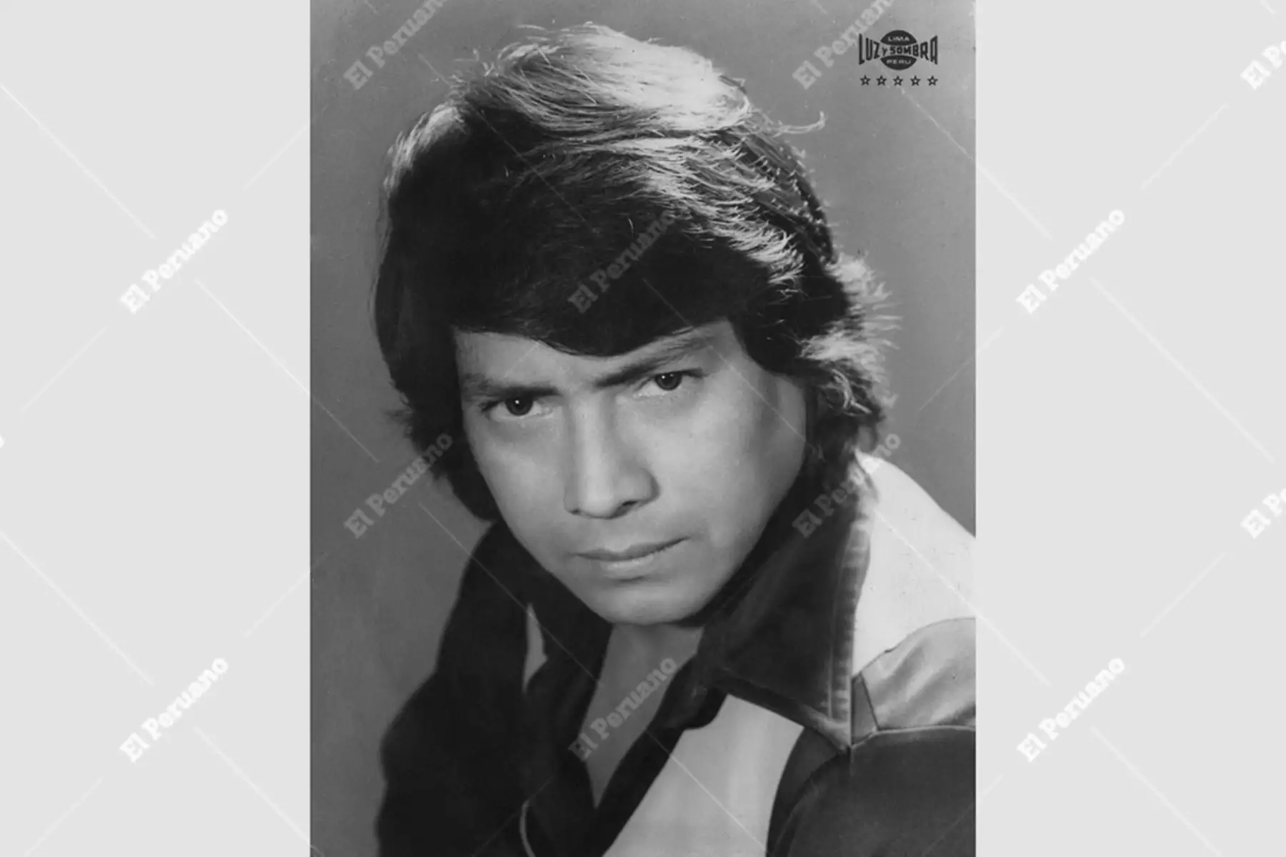 Lima - Década 1970 / Bolerista Iván Cruz,  interprete de Mozo deme otra copa, retratado en el famoso estudio de los artistas. Foto: Luz y Sombra / Archivo Histórico de El Peruano