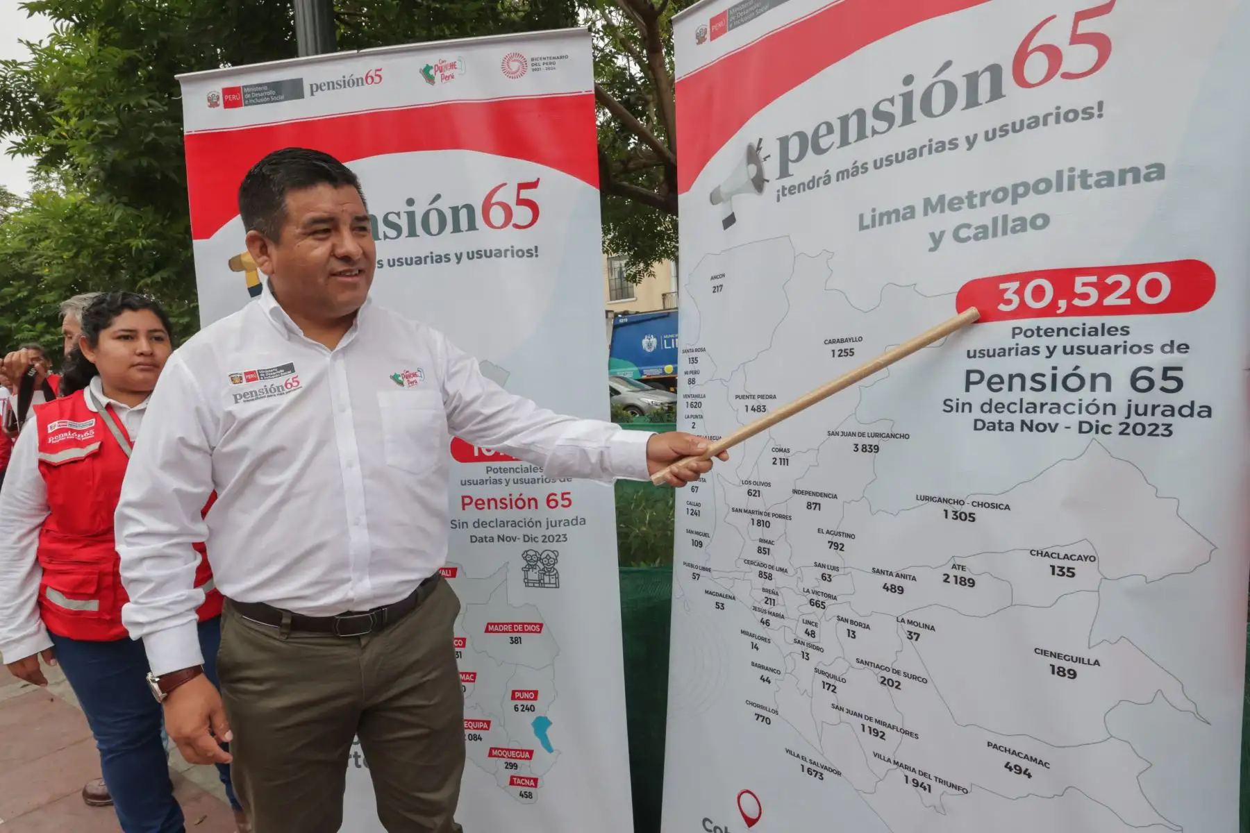 A nivel de Lima Metropolitana y Callao existen 30,520 adultos mayores que necesitan llenar sus declaraciones juradas, mientras que 840 viven en Lima Cercado, donde se realizó la actividad inaugural que contó con la participación de la regidora de la Municipalidad de Lima, Lida Valdiviezo y del director ejecutivo de Pensión 65, Julio Mendigure Fernández. 
Foto: ANDINA/Andrés Valle