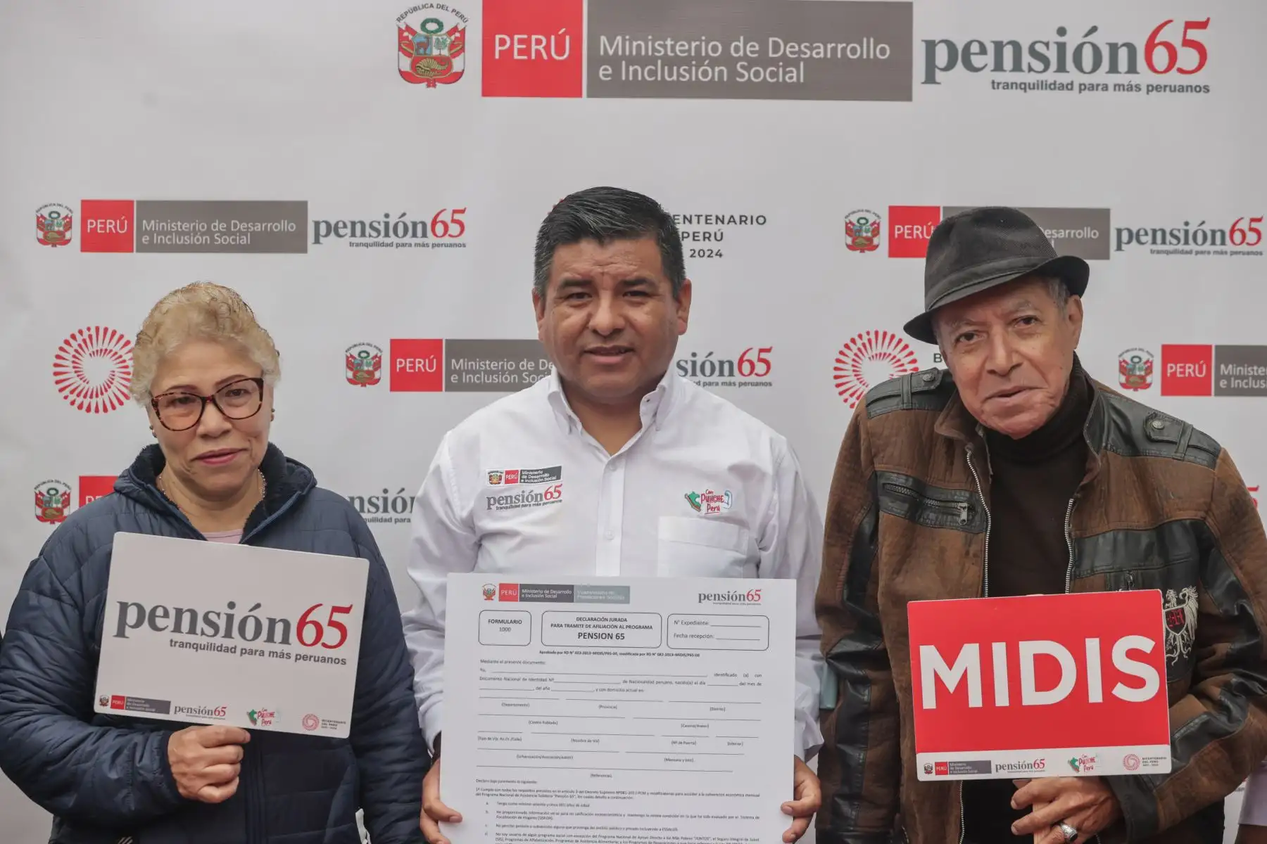 A nivel de Lima Metropolitana y Callao existen 30,520 adultos mayores que necesitan llenar sus declaraciones juradas, mientras que 840 viven en Lima Cercado, donde se realizó la actividad inaugural que contó con la participación de la regidora de la Municipalidad de Lima, Lida Valdiviezo y del director ejecutivo de Pensión 65, Julio Mendigure Fernández. 
Foto: ANDINA/Andrés Valle