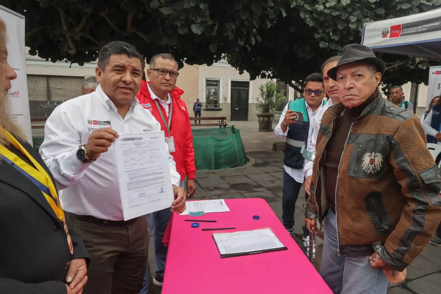 El acto se inició con la firma de dos adultos mayores vecinos de Barrios Altos, de sus respectivas declaraciones juradas y la presentación del personal de Pensión 65 y de la Municipalidad de Lima que efectuará las visitas domiciliarias en Barrios Altos. En Lima Cercado, hay 840 potenciales usuarios de Pensión 65, según data del Sistema de Focalización de Hogares – SISFHO.
Foto: ANDINA/Andrés Valle