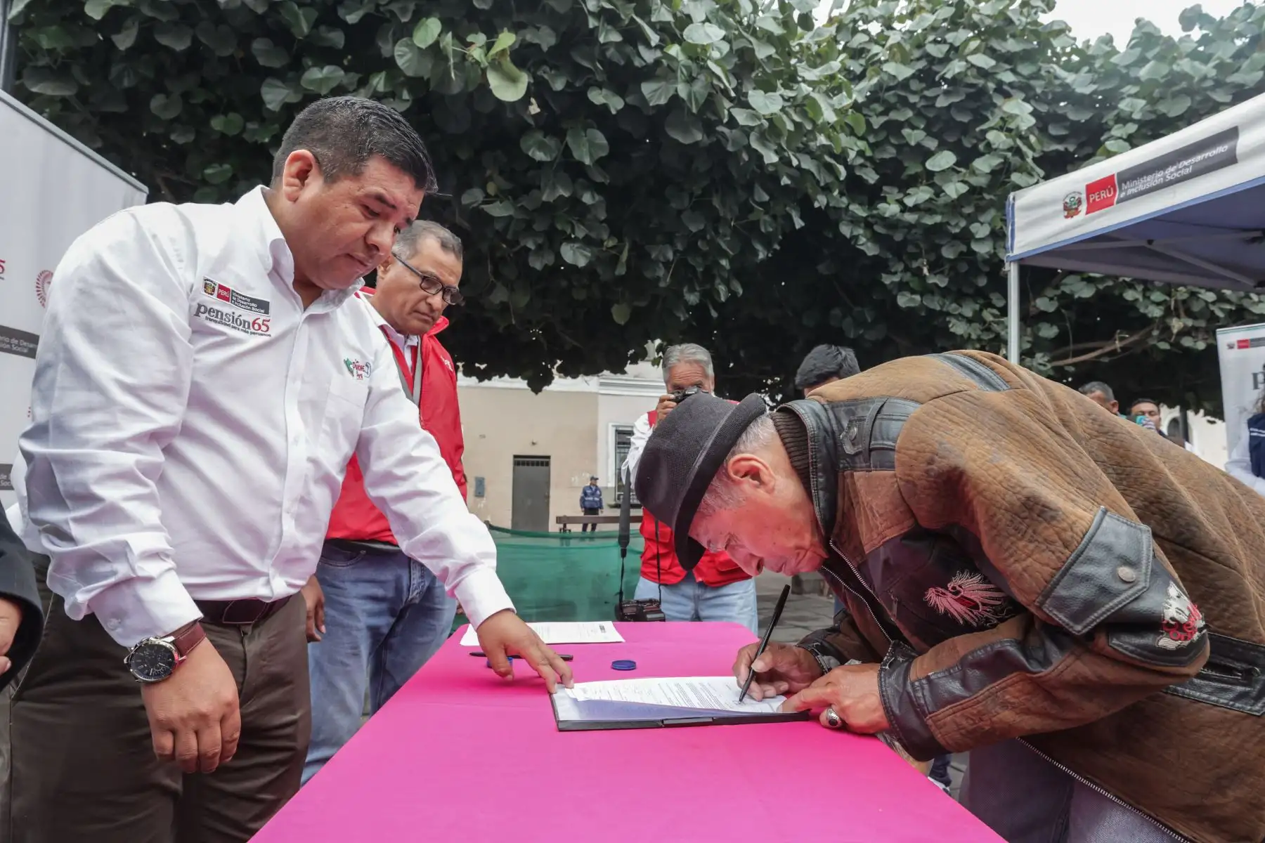 El acto se inició con la firma de dos adultos mayores vecinos de Barrios Altos, de sus respectivas declaraciones juradas y la presentación del personal de Pensión 65 y de la Municipalidad de Lima que efectuará las visitas domiciliarias en Barrios Altos. En Lima Cercado, hay 840 potenciales usuarios de Pensión 65, según data del Sistema de Focalización de Hogares – SISFHO.
Foto: ANDINA/Andrés Valle