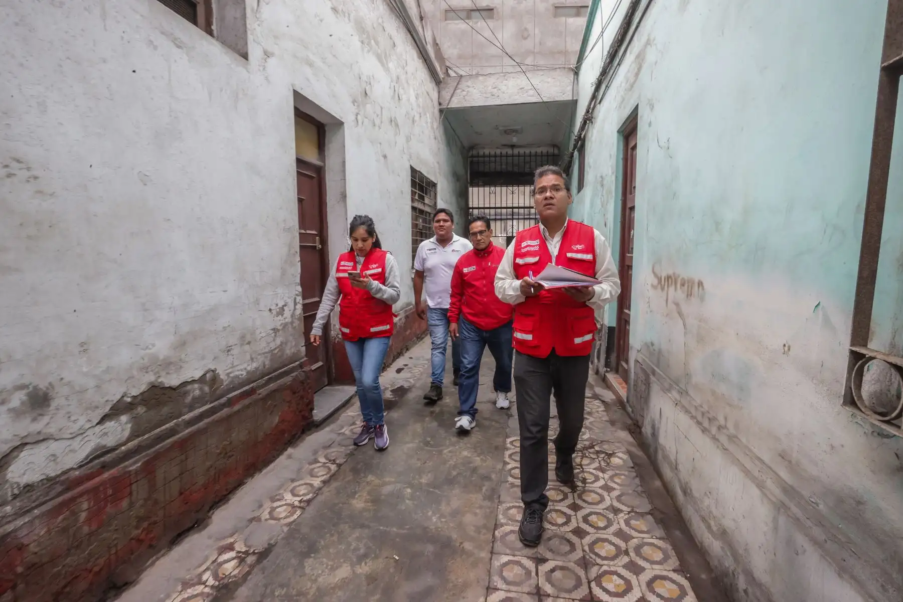 Las visitas a domicilios se realizan en alianzas con los municipios, los promotores de Pensión 65 están debidamente indetificados con sus fotochecks y chaleco rojo y capacitados para ayudar a los adultos mayores para llenar sus declaraciones juradas correctamente, para que luego sean evaluados e ingresen el próximo año al programa social.
Foto: ANDINA/Andrés Valle