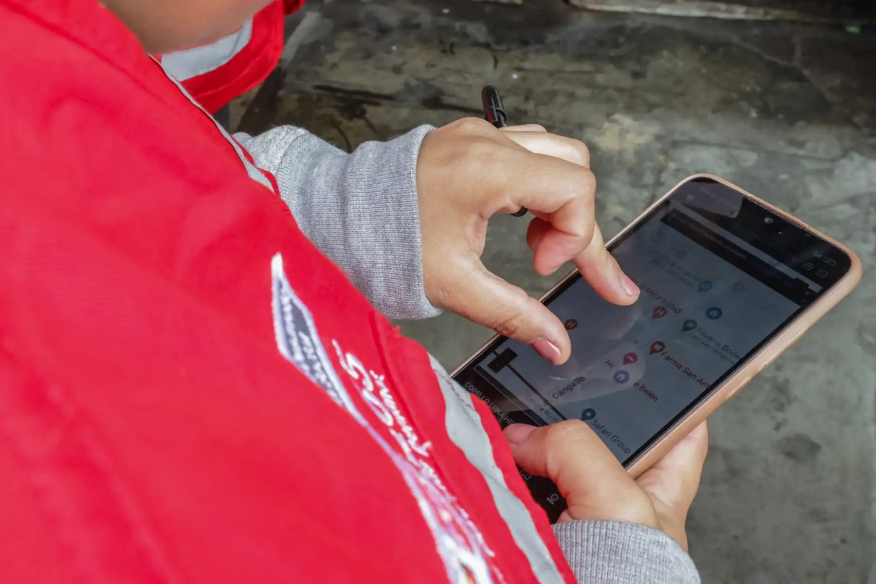 Las visitas a domicilios se realizan en alianzas con los municipios, los promotores de Pensión 65 están debidamente indetificados con sus fotochecks y chaleco rojo y capacitados para ayudar a los adultos mayores para llenar sus declaraciones juradas correctamente, para que luego sean evaluados e ingresen el próximo año al programa social.
Foto: ANDINA/Andrés Valle
