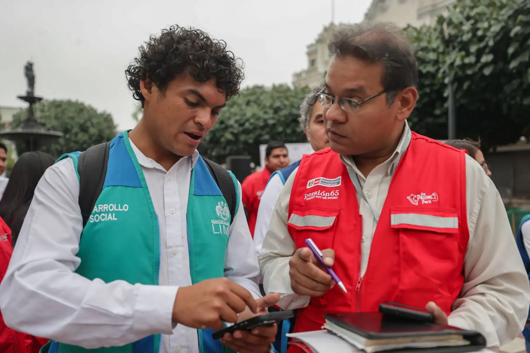 Las visitas a domicilios se realizan en alianzas con los municipios, los promotores de Pensión 65 están debidamente indetificados con sus fotochecks y chaleco rojo y capacitados para ayudar a los adultos mayores para llenar sus declaraciones juradas correctamente, para que luego sean evaluados e ingresen el próximo año al programa social.
Foto: ANDINA/Andrés Valle