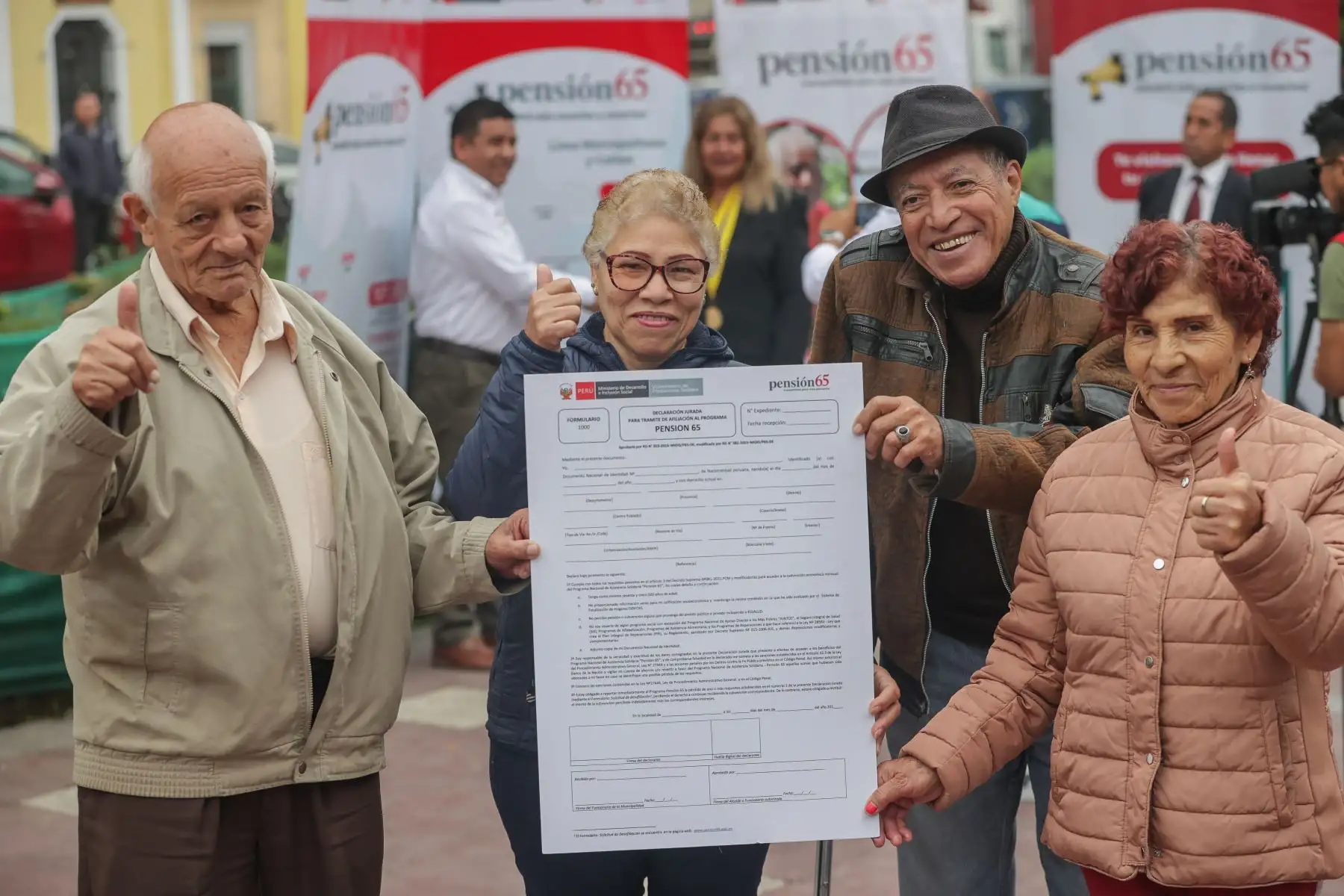 “Pensión 65 te espera” lleva por nombre la campaña presentada hoy y que tiene como propósito visitar en sus hogares a los adultos mayores en pobreza extrema, a fin que llenen las declaraciones juradas necesarias para su incorporación al Programa Nacional de Asistencia Solidaria Pensión 65 del Mininsterio de Desarrollo e Inclusión Social.
Foto: ANDINA/Andrés Valle
