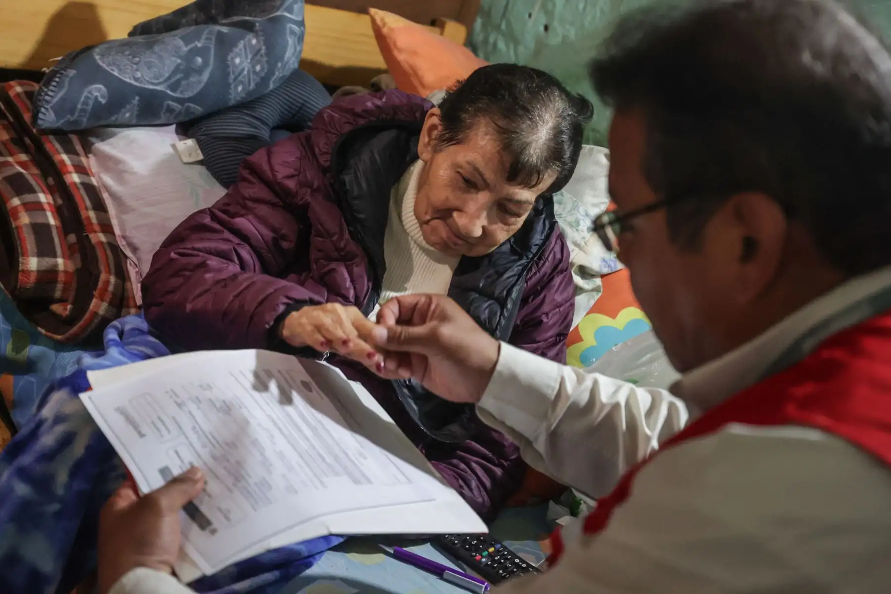 “Pensión 65 te espera” lleva por nombre la campaña presentada hoy y que tiene como propósito visitar en sus hogares a los adultos mayores en pobreza extrema, a fin que llenen las declaraciones juradas necesarias para su incorporación al Programa Nacional de Asistencia Solidaria Pensión 65 del Mininsterio de Desarrollo e Inclusión Social.
Foto: ANDINA/Andrés Valle