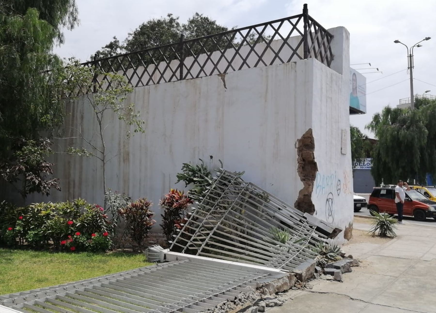 Con un cargador frontal retiraron la reja que protegía el Baluarte Herrera, dañando el muro que forma parte de la muralla colonial de Trujillo. Foto: Luis Puell
