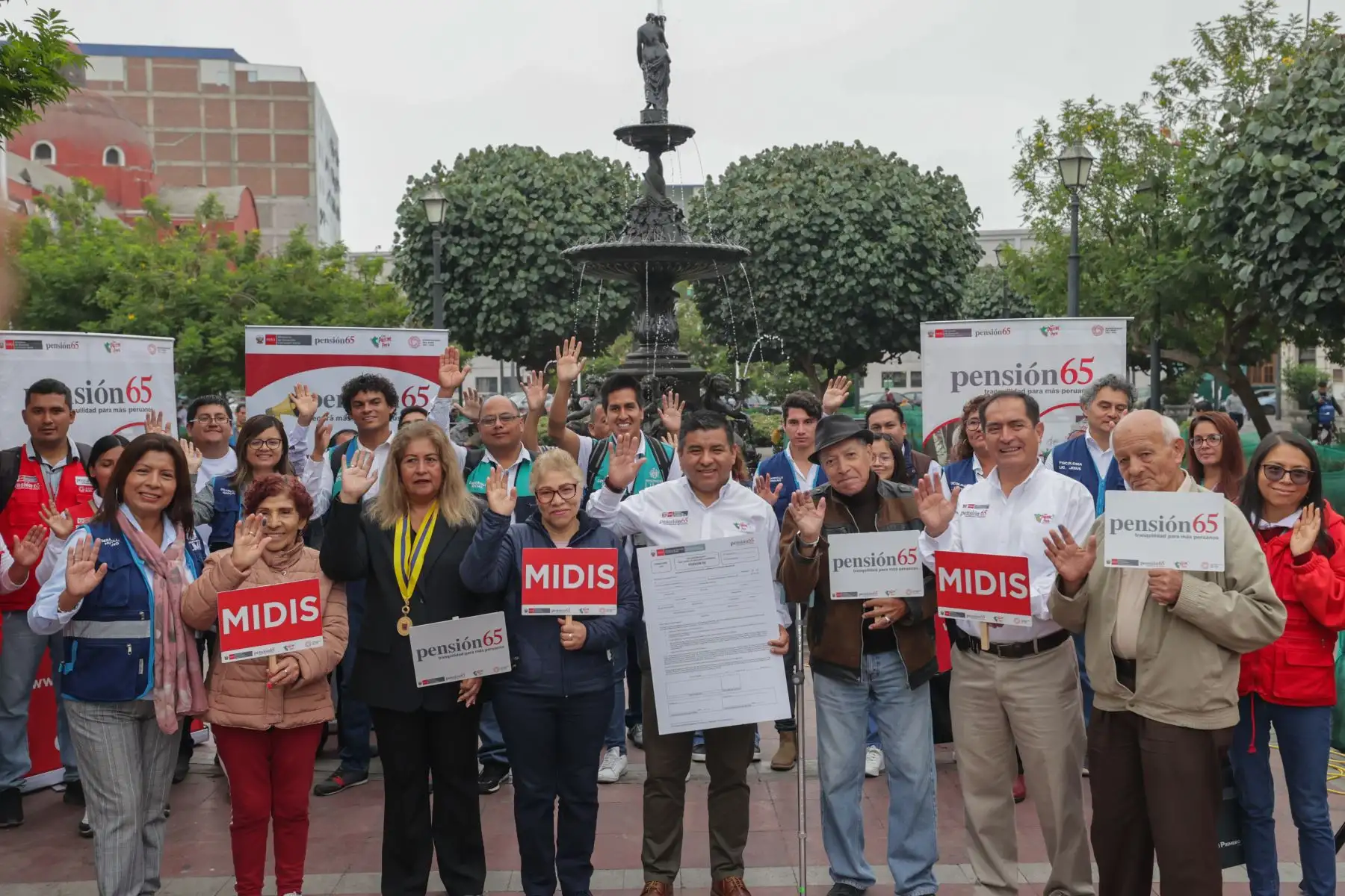 El acto se inició con la firma de dos adultos mayores vecinos de Barrios Altos, de sus respectivas declaraciones juradas y la presentación del personal de Pensión 65 y de la Municipalidad de Lima que efectuará las visitas domiciliarias en Barrios Altos. En Lima Cercado, hay 840 potenciales usuarios de Pensión 65, según data del Sistema de Focalización de Hogares – SISFHO.
Foto: ANDINA/Andrés Valle