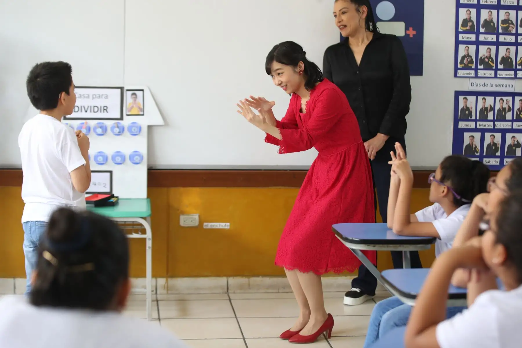 La princesa Kako de Japón participa en actividades durante una visita al colegio CEBE Ludwig Van Beethoven que atiende a personas con discapacidad auditiva, hoy, en Lima (Perú). 
Foto: EFE