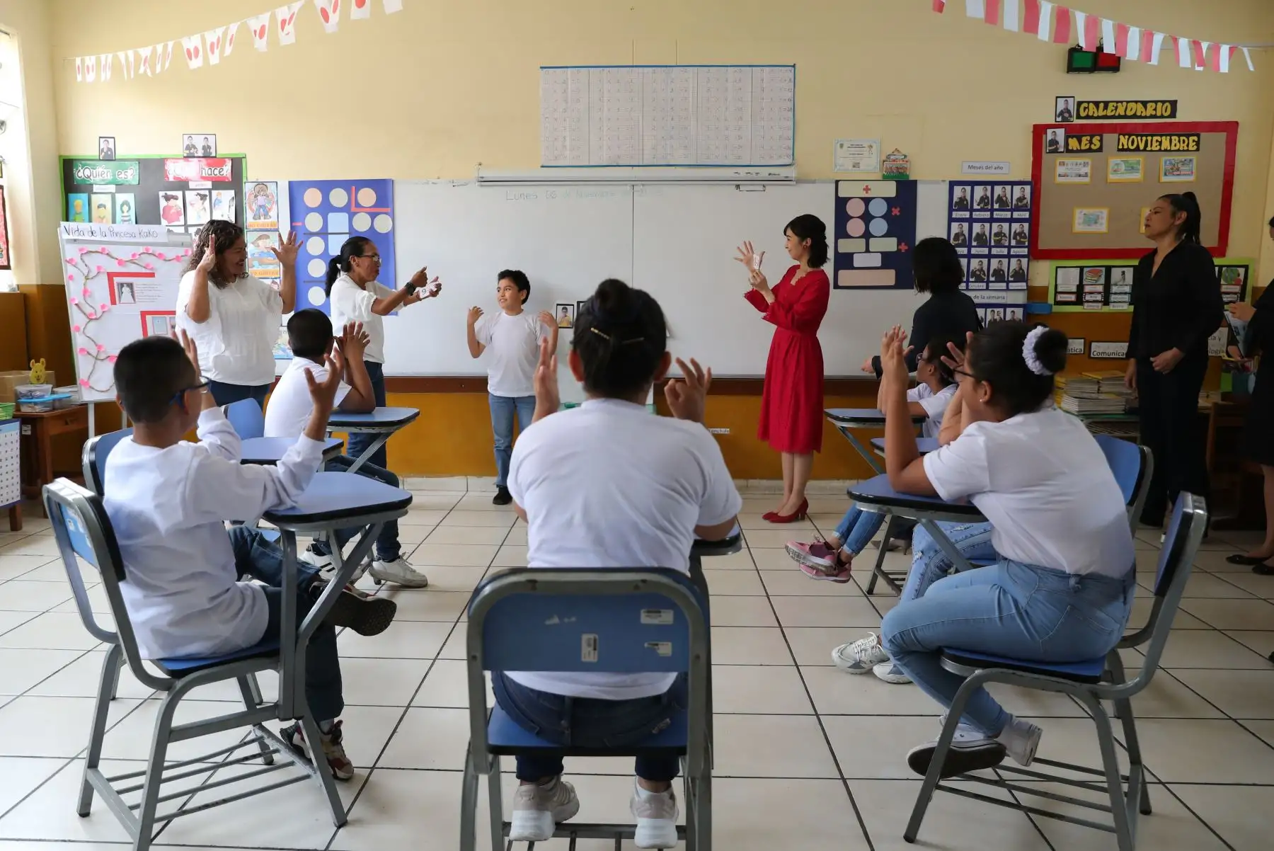 La princesa Kako de Japón participa en actividades durante una visita al colegio CEBE Ludwig Van Beethoven que atiende a personas con discapacidad auditiva, hoy, en Lima (Perú). 
Foto: EFE