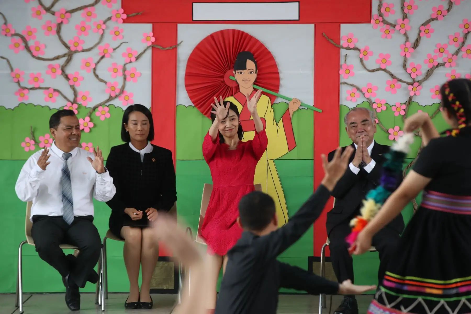 La princesa Kako de Japón participa en actividades durante una visita al colegio CEBE Ludwig Van Beethoven que atiende a personas con discapacidad auditiva, hoy, en Lima (Perú). 
Foto: EFE