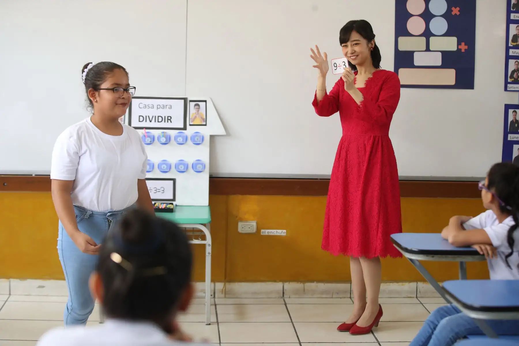 La princesa Kako de Japón participa en actividades durante una visita al colegio CEBE Ludwig Van Beethoven que atiende a personas con discapacidad auditiva, hoy, en Lima (Perú). 
Foto: EFE
