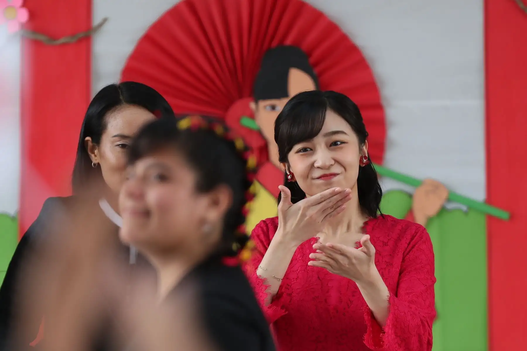 La princesa Kako de Japón participa en actividades durante una visita al colegio CEBE Ludwig Van Beethoven que atiende a personas con discapacidad auditiva, hoy, en Lima (Perú). 
Foto: EFE