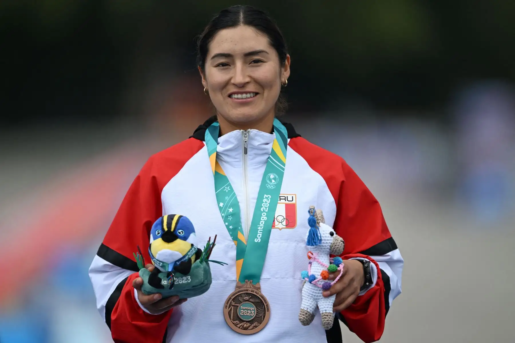 La peruana Evelyn Carla Inga posa en el podio con su medalla de bronce después de la carrera de atletismo femenino de 20 km de marcha durante los Juegos Panamericanos Santiago 2023 en Santiago.
Foto: AFP