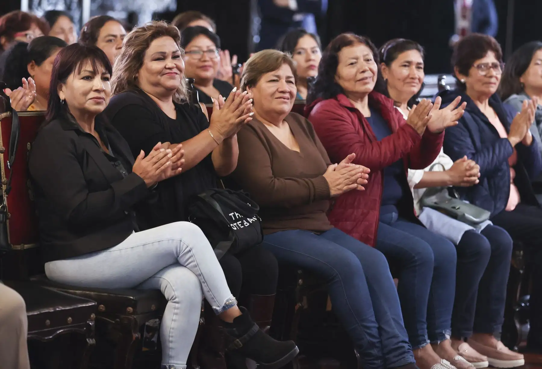 Presidenta Dina Boluarte recibe a las dirigentes de la Organización de los Comités del Vaso de Leche de Lima y Callao: Foto: ANDINA/ Prensa Presidencia