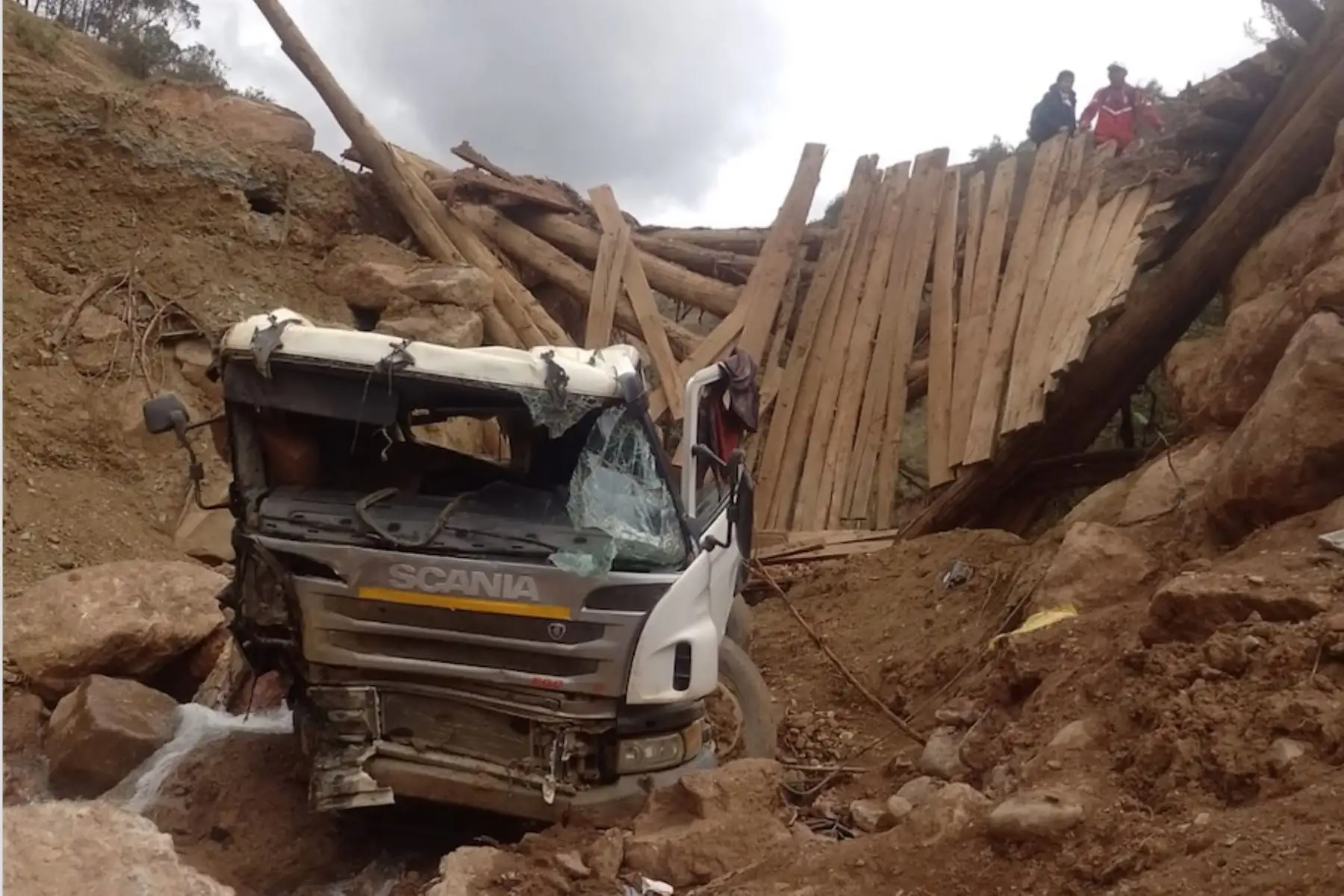 El puente El Antojo, construido enteramente de madera, ha quedado inservible. Foto: ANDINA/Difusión