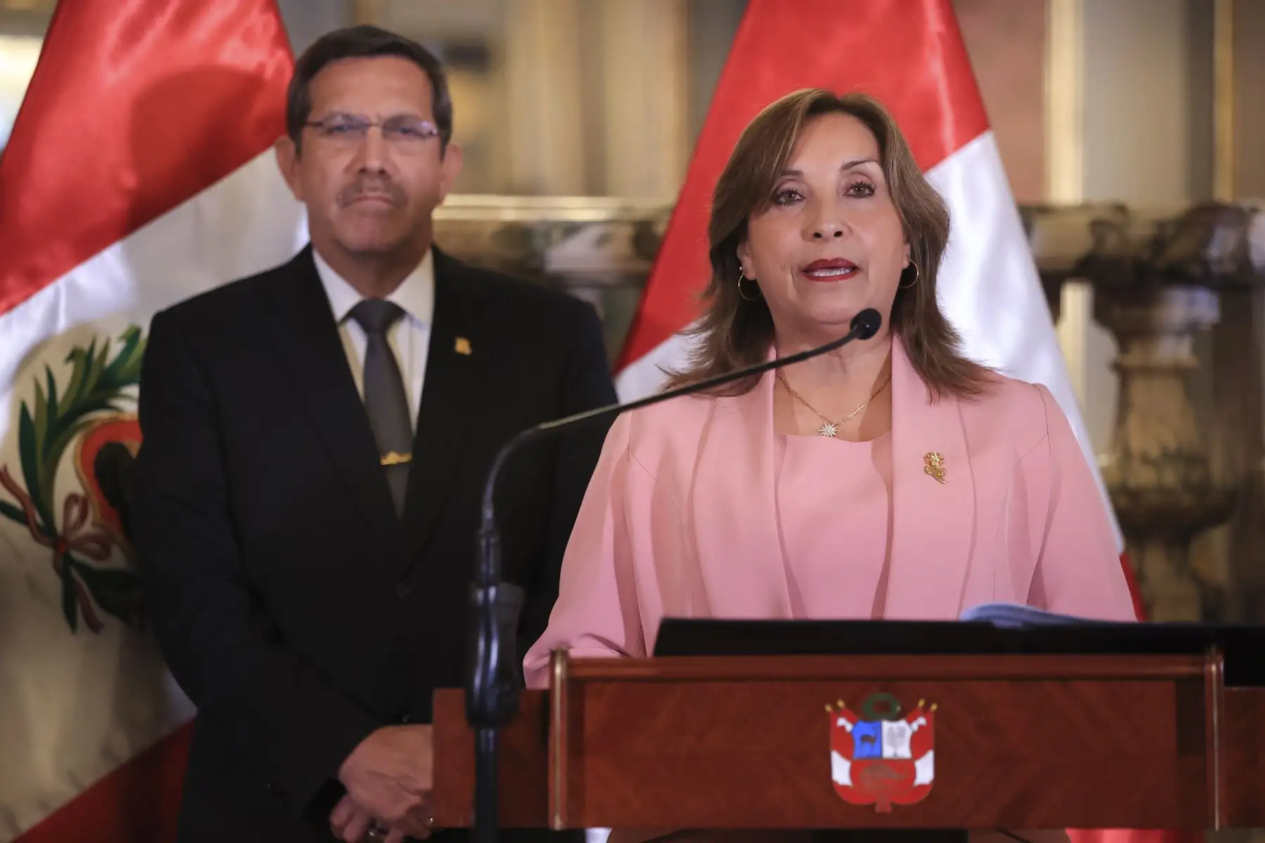 La presidenta Dina Boluarte condecoró con la Orden al Mérito por servicios Distinguidos, en el grado de Gran Cruz, al embajador Manuel José Antonio Cacho-Sousa Velásquez, por su labor en la atención y rescate de los peruanos que se encontraban en Israel. Foto: ANDINA/Prensa Presidencia