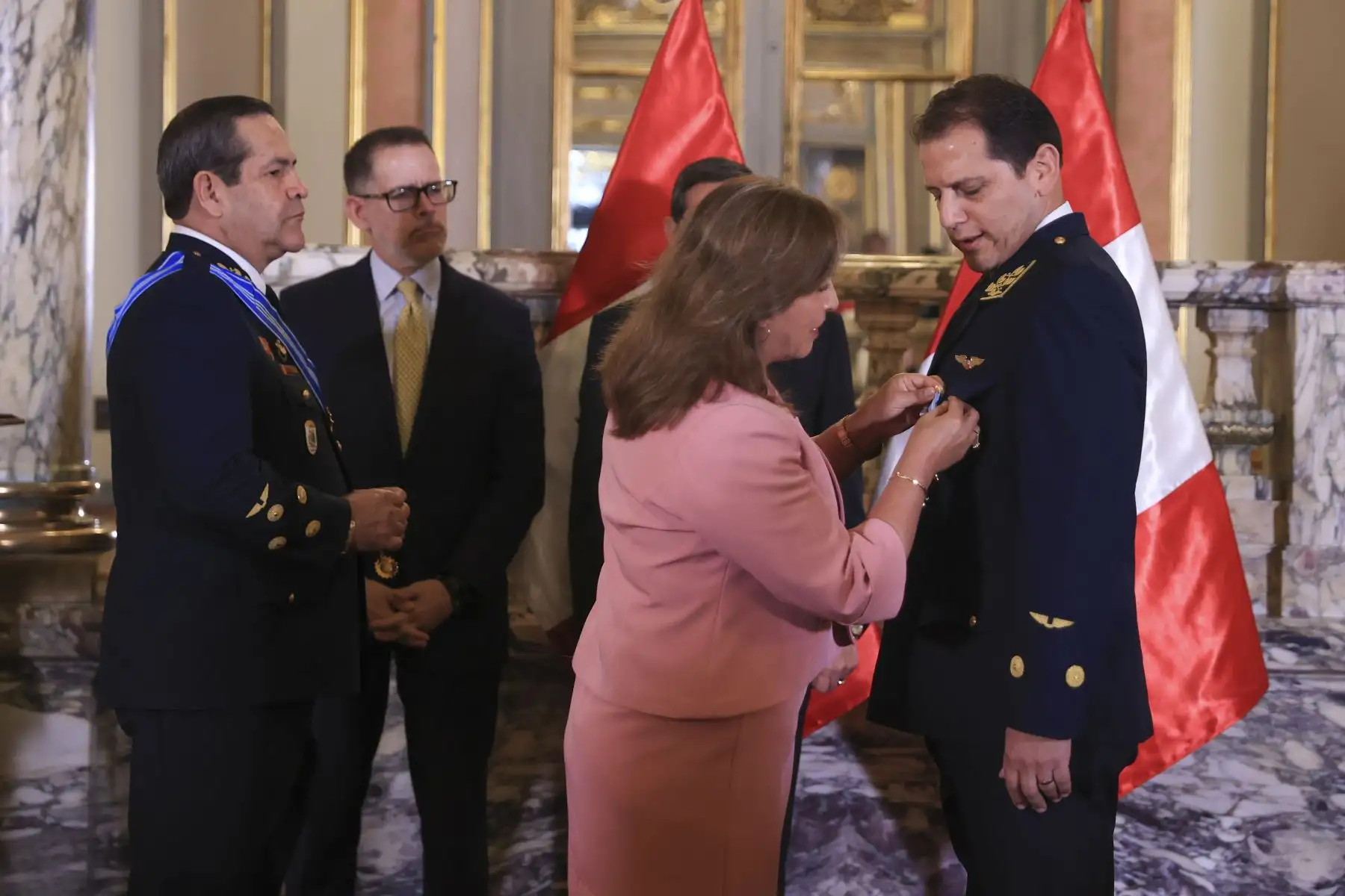 La presidenta Dina Boluarte condecoró con la Orden al Mérito por servicios Distinguidos, en el grado de Gran Cruz, al embajador Manuel José Antonio Cacho-Sousa Velásquez, por su labor en la atención y rescate de los peruanos que se encontraban en Israel. Foto: ANDINA/Prensa Presidencia